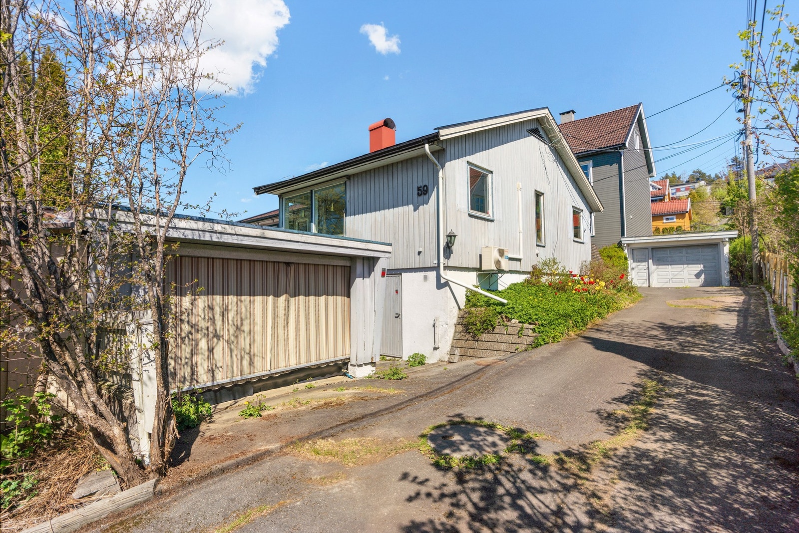 Innkjørsel til boligen. Galleribilde