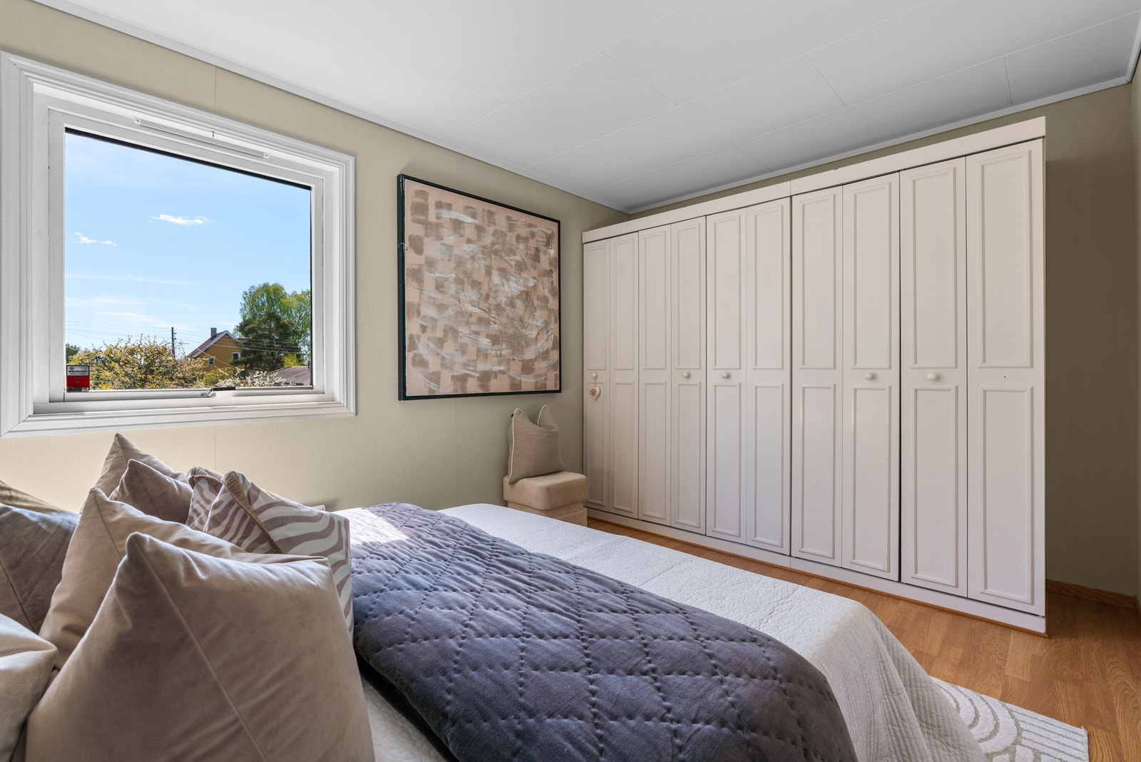Romslig garderobe langs veggen. Galleribilde