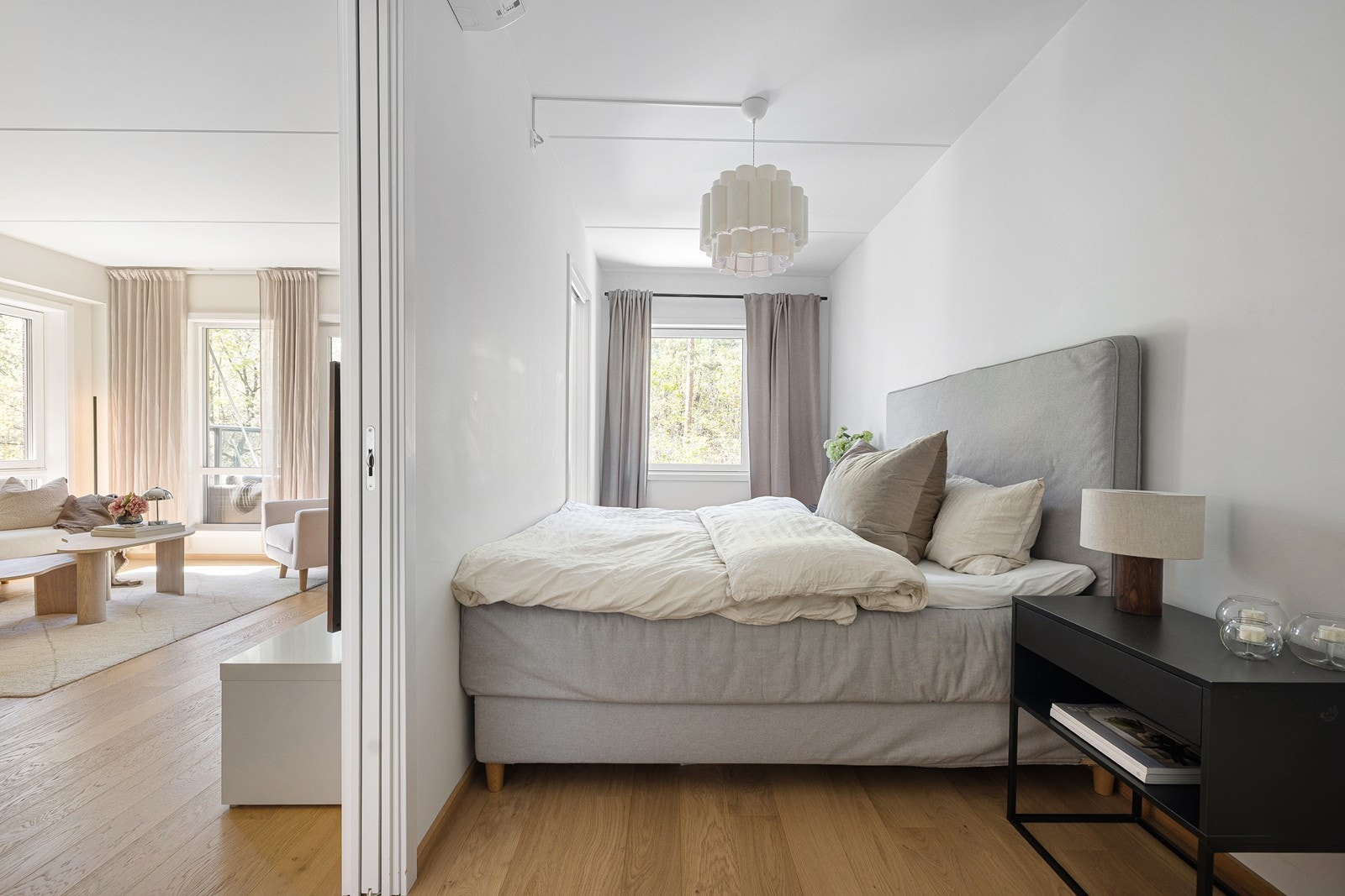 Lyst soverom med vannbåren gulvvarme, enstavs eikeparkett og malte veggflater. Rommet har inngang fra 2 sider via skyvedører og er utstyrt med varmepumpe/AC. Galleribilde