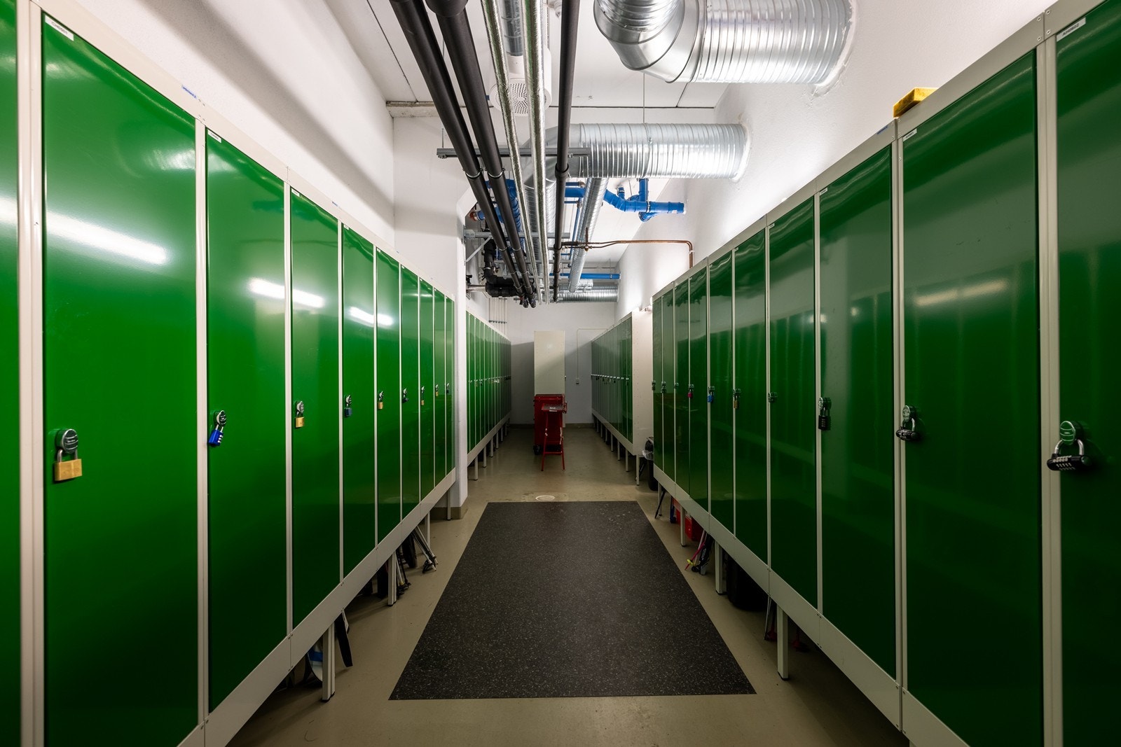 Egen skigarderobe og preppestasjon for ski gjør det enkelt å smøre, vedlikeholde og klargjøre utstyr før turer i marka. En attraktiv fasilitet for aktive beboere og skientusiaster. Galleribilde