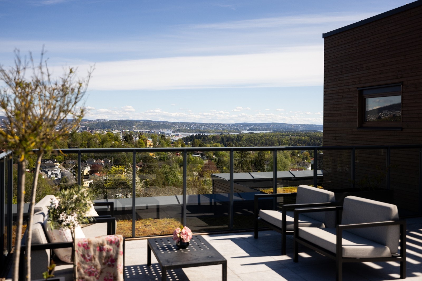 Felles takterrasse i 8. etg. med panoramautsikt og svært gode solforhold. Galleribilde