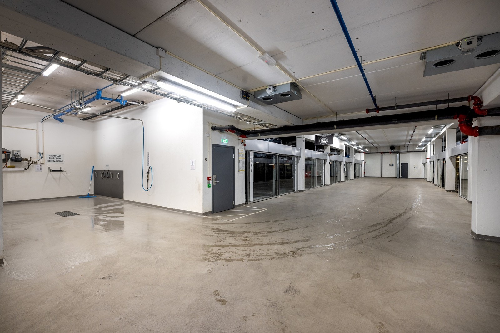 Mulighet for kjøp av garasjeplass, her er det også praktisk vaskehall til biler som beboerne kan bruke. Galleribilde