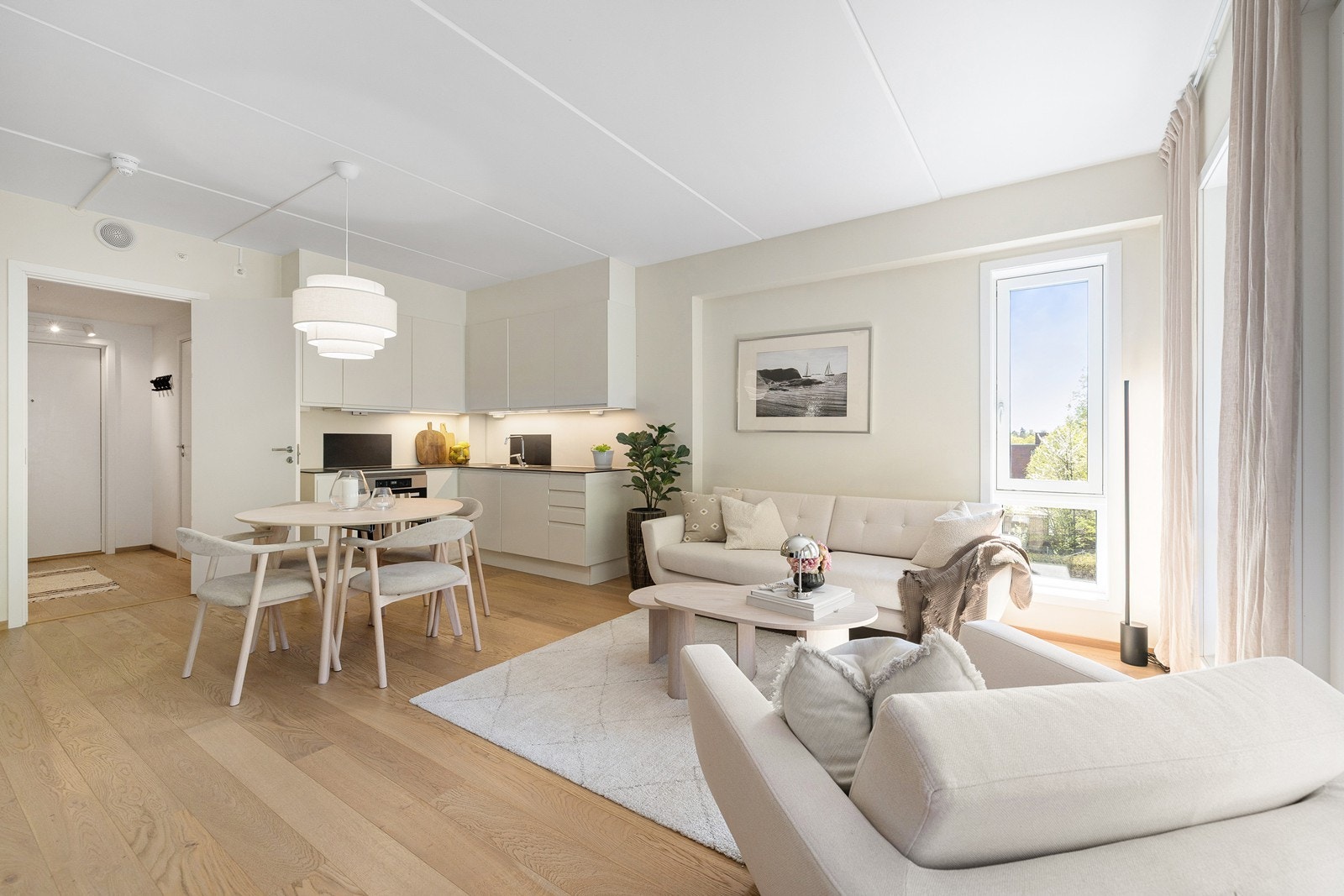 Det er plass til både sofagruppe, TV-seksjon og spisebord. Vinduer i 2 retninger og usjenert beliggenhet alt vendt mot rolige, grønne omgivelser. Galleribilde