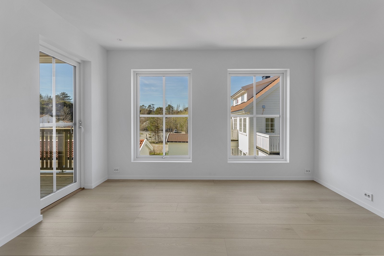 Store vindusflater i stue slipper inn godt med naturlig lys. Galleribilde