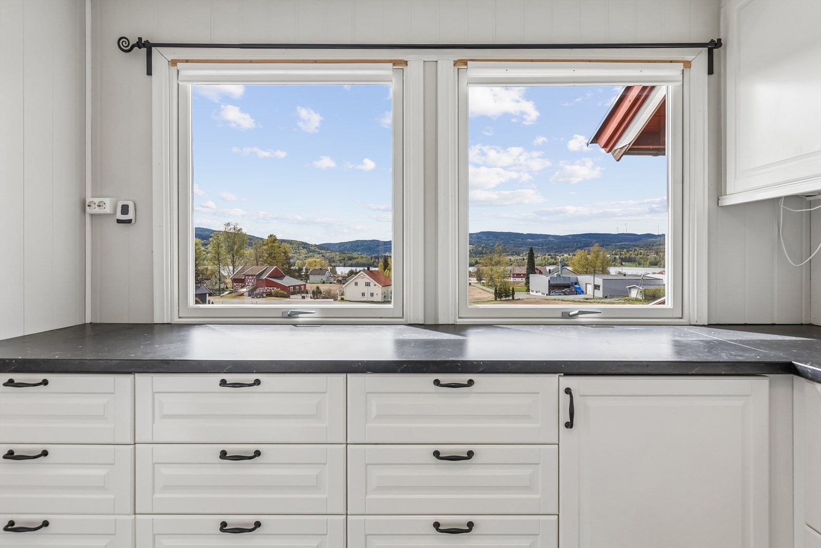 Vinduene over kjøkkenbenken gir godt med dagslys og utsikt under matlagingen. Galleribilde