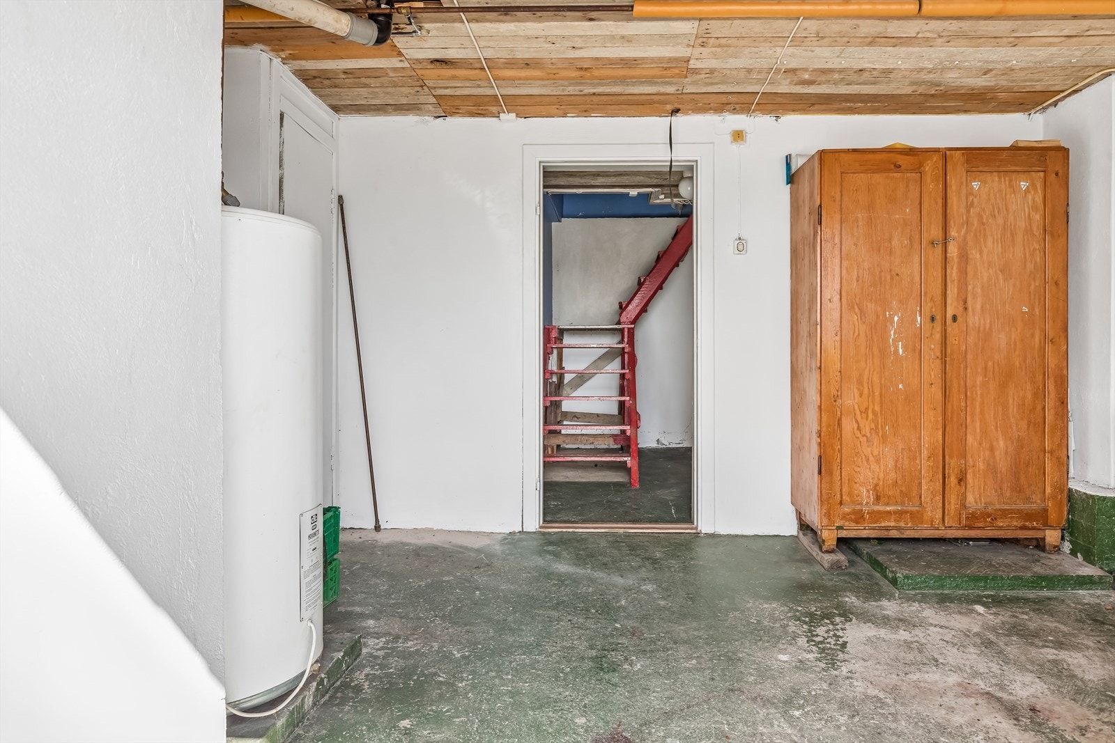 Praktisk vaskekjeller med opplegg for vaskemaskin, utslagsvask og boligens varmtvannsbereder. Galleribilde