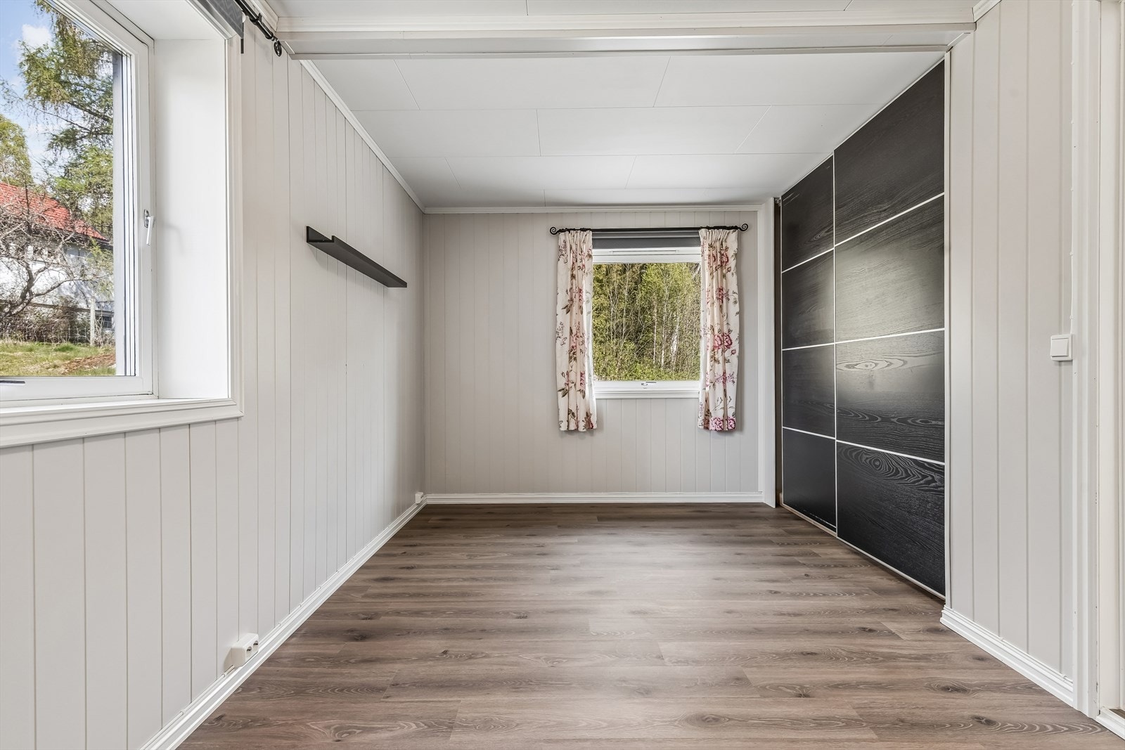 Boligen har fire soverom i hovedetasjen, alle med plass til seng og oppbevaring. Galleribilde
