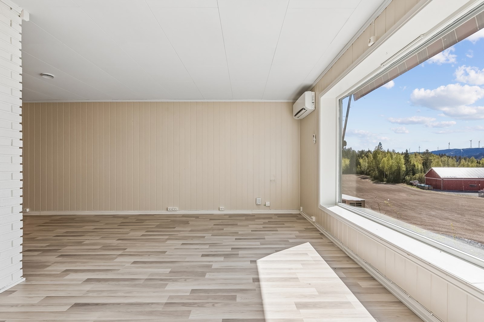 En luft-til-luft-varmepumpe, installert i 2018, sørger for effektiv oppvarming av stuen. Galleribilde