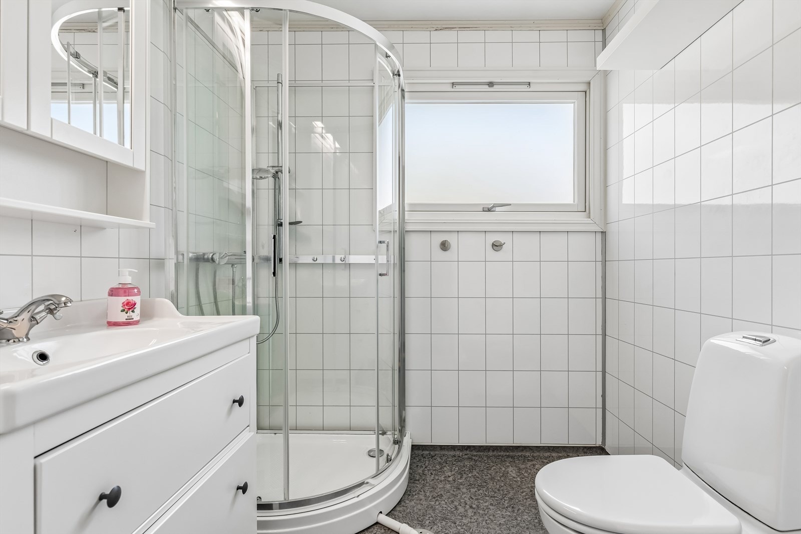 Badet ble oppgradert i 2018 med baderomsplater på veggene og vinylbelegg på gulvet. Galleribilde