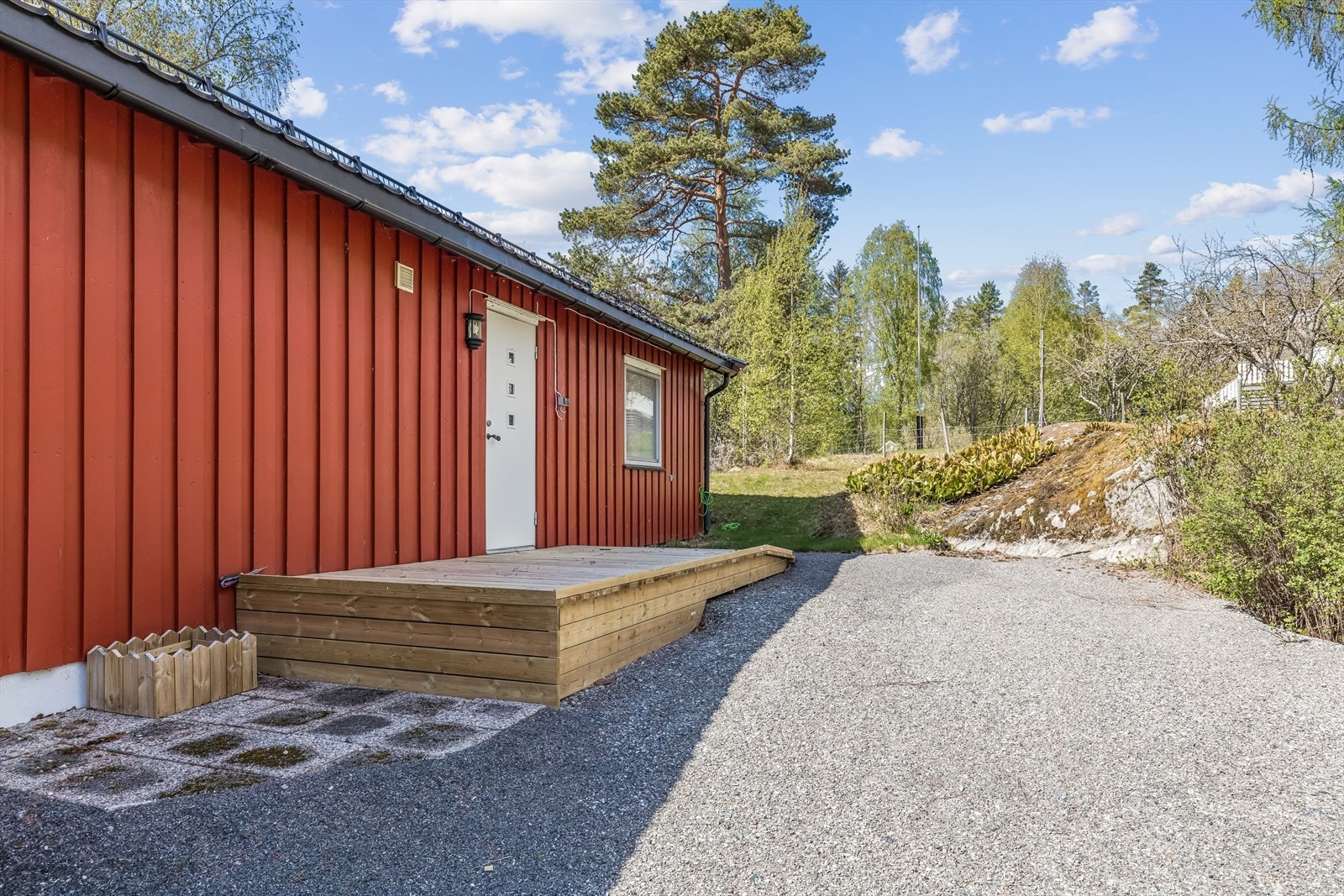 Ved inngangen til tilbygget fra 1981 er det etablert en treplatting med rampe. Galleribilde