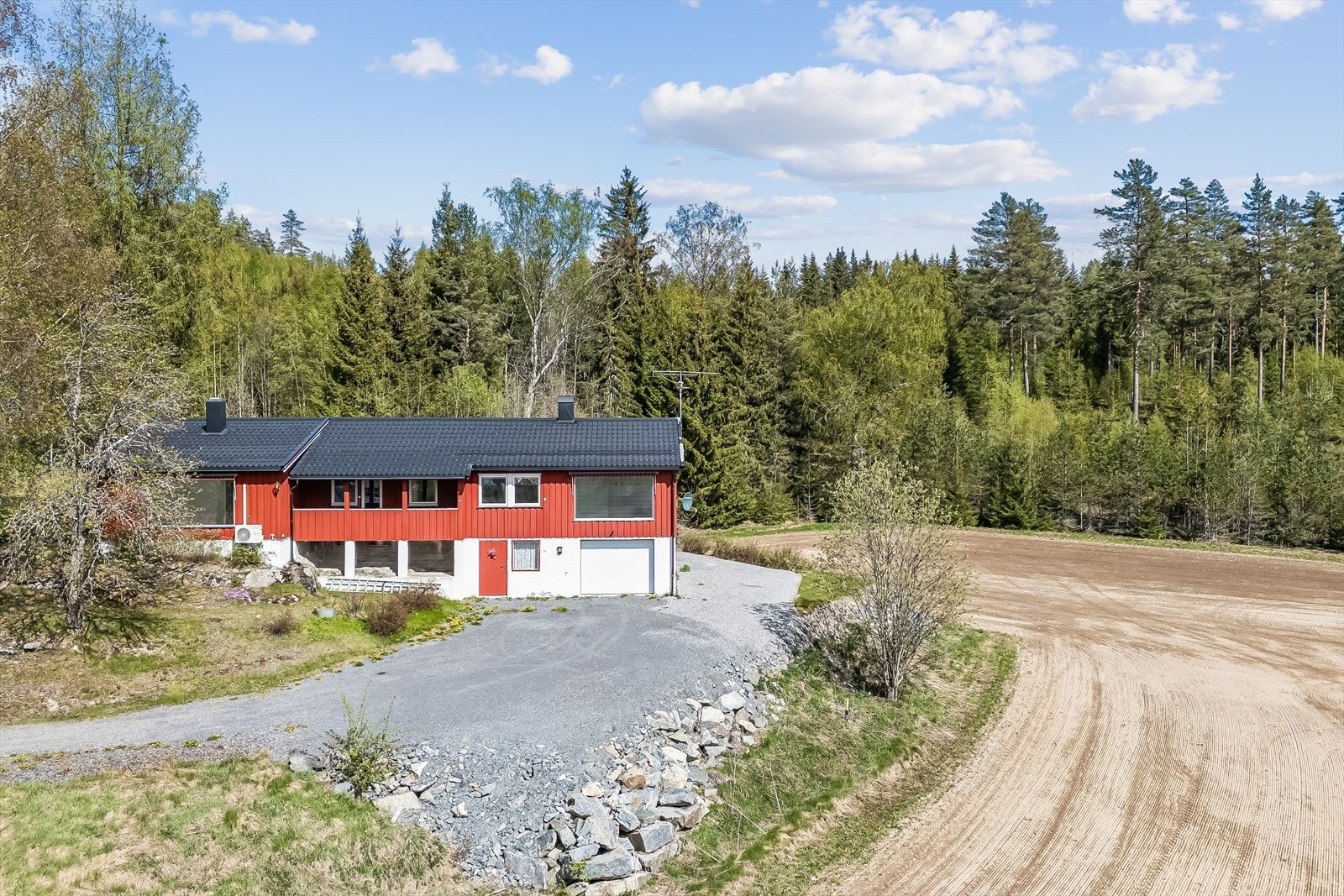 Enebolig over to plan med integrert garasje, beliggende med nærhet til skog og mark. Galleribilde