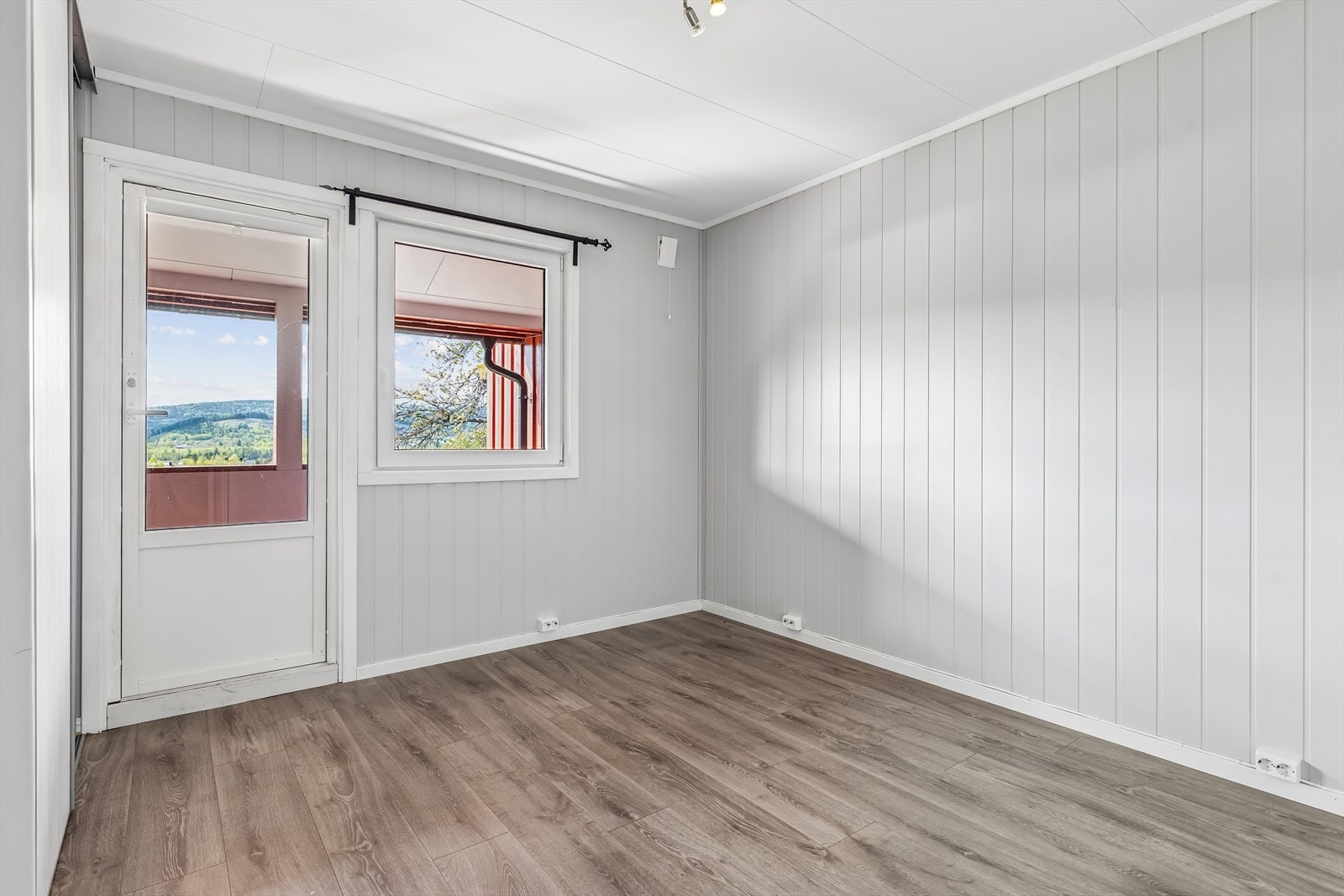 Fra dette soverommet er det direkte utgang til en overbygget, vestvendt veranda. Galleribilde