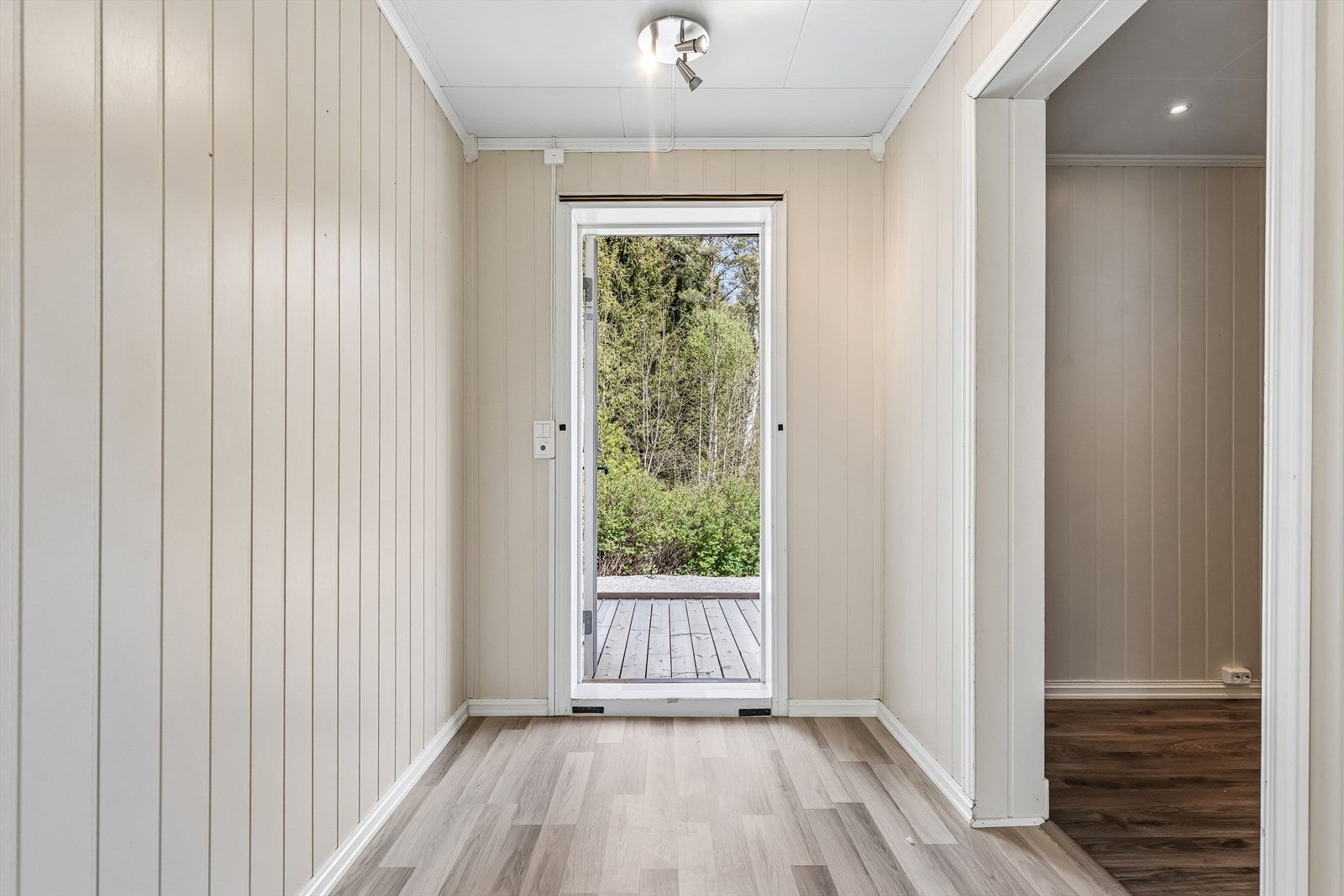 Egen inngang til tilbygget via en nyere, isolert ytterdør med glassfelt. Galleribilde