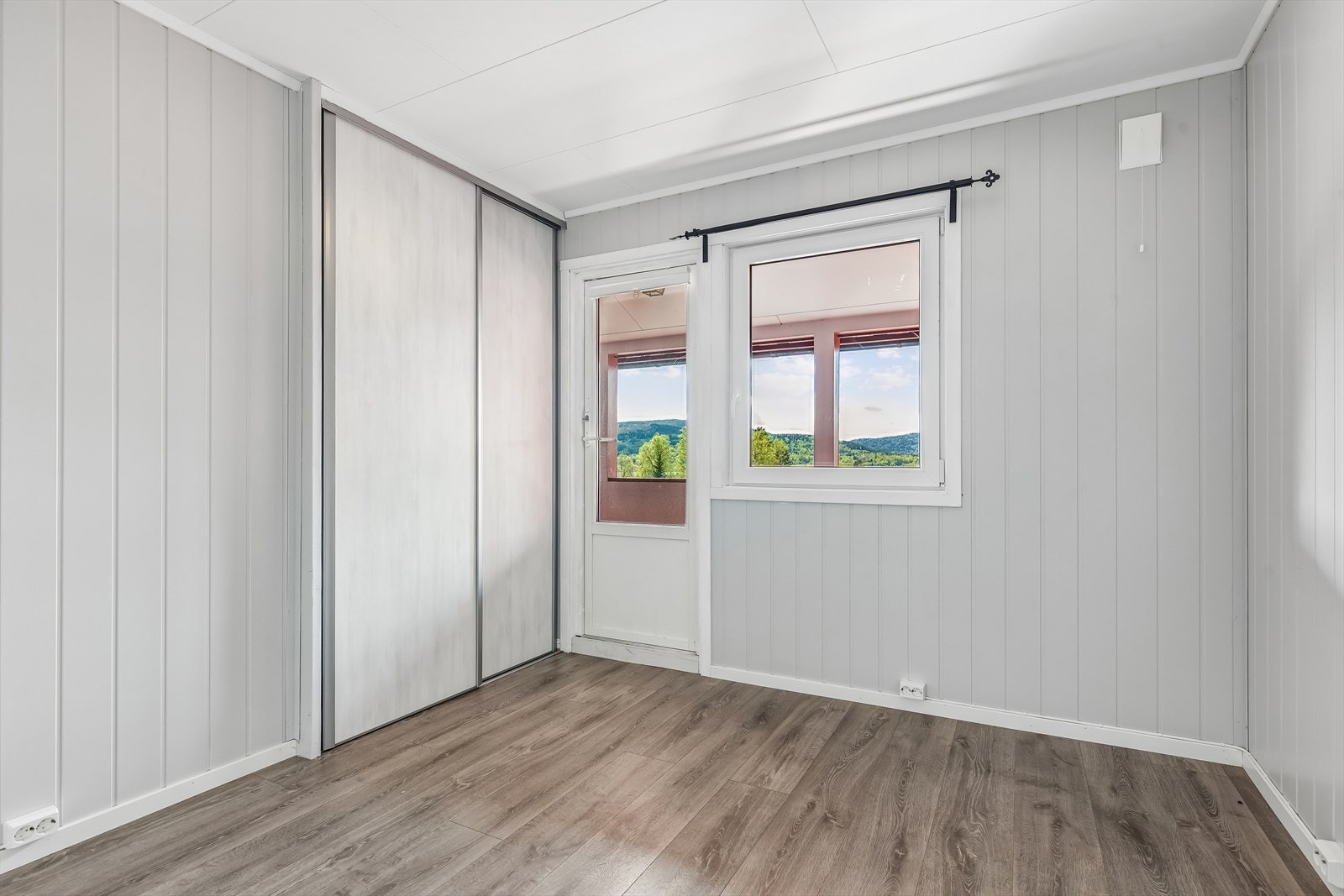 Skyvedørsgarderobe gir god utnyttelse av plassen på soverommet. Galleribilde