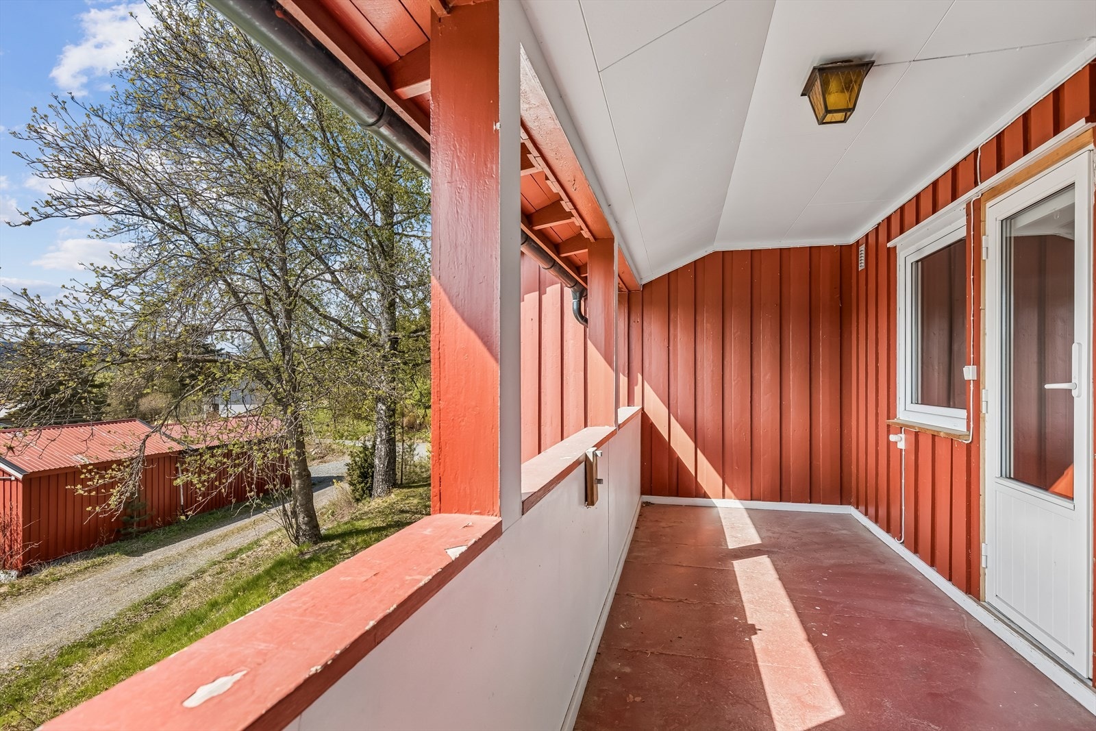 Den overbygde og vestvendte verandaen har adkomst fra et av soverommene. Galleribilde