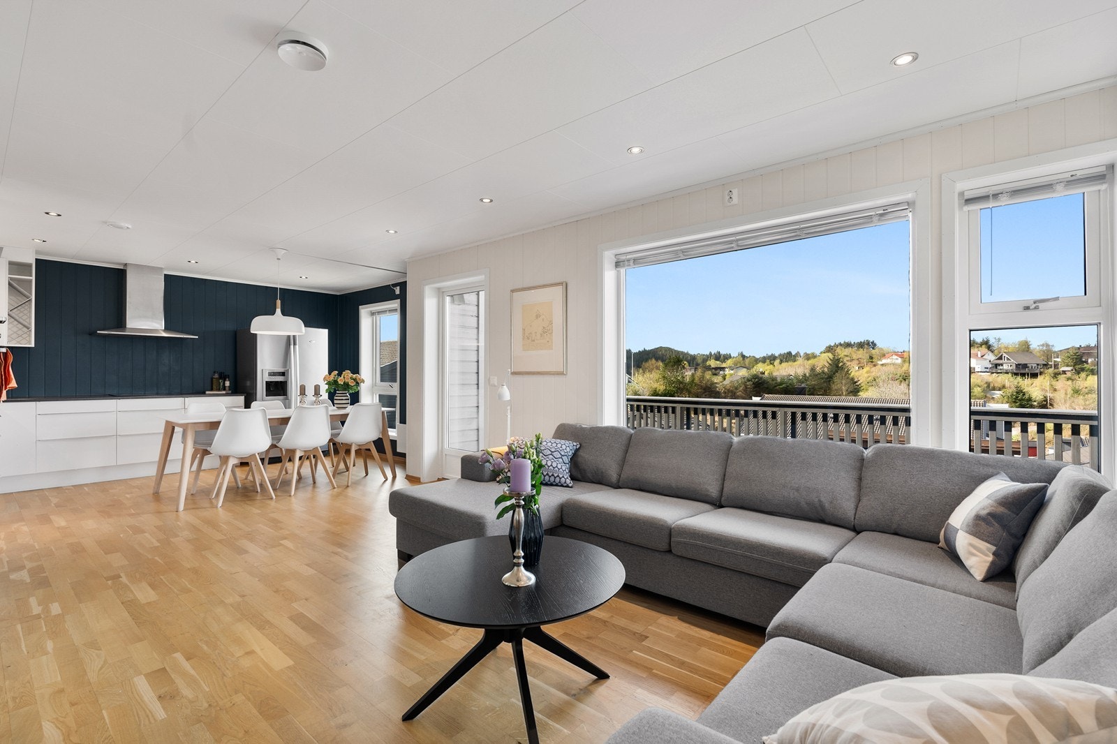 Fra stuen er det åpen kjøkkenløsning med god plass til spisebord. Galleribilde