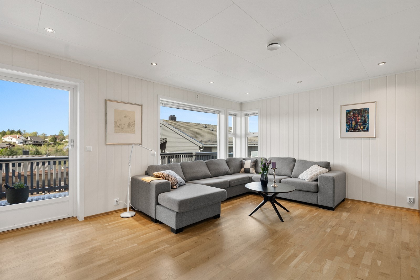 Stuen er lys og fin med store vindu som gir gode lysforhold. Galleribilde