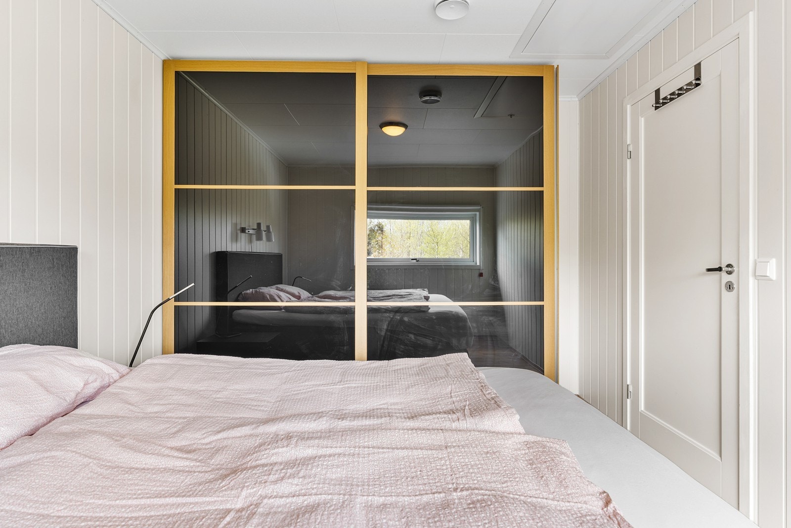 Skyvedørsgarderobe på soverom 1. Galleribilde