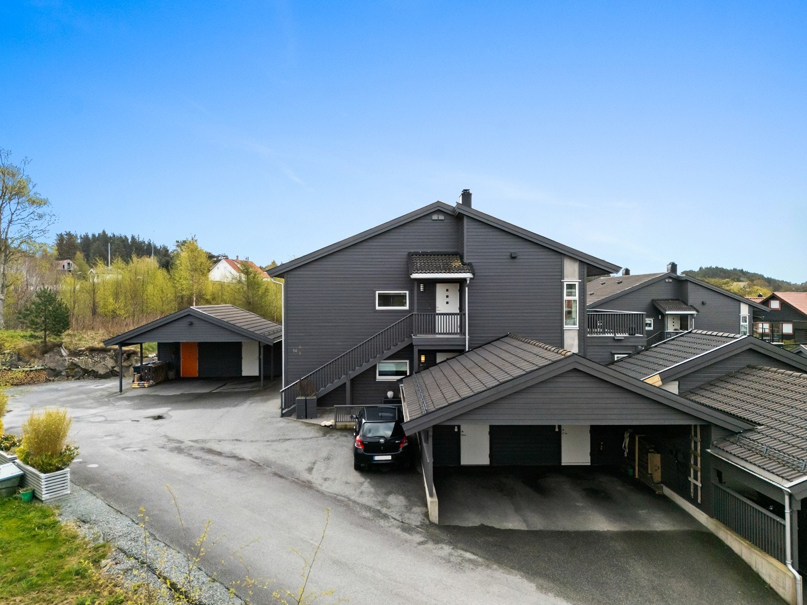 Leiligheten ligger i 2 etasje og har Carport m/bod like ved. Galleribilde
