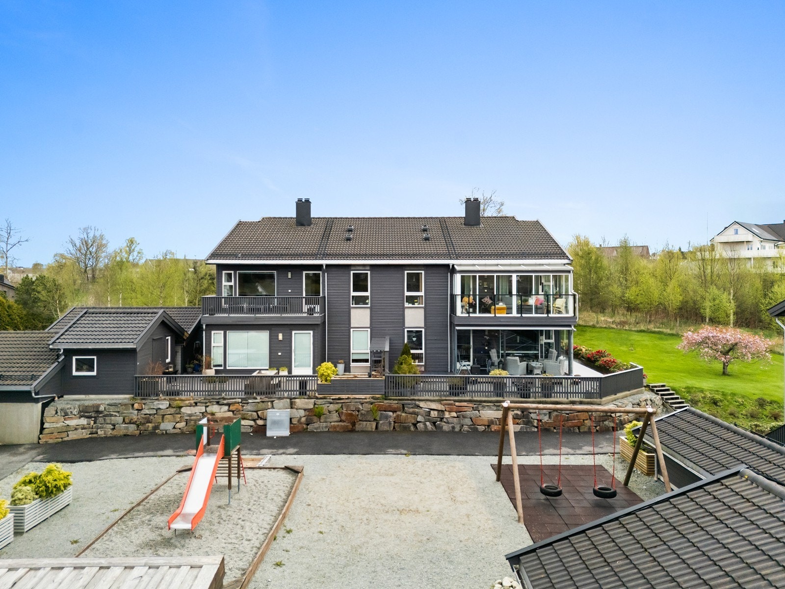 Sentrumsnært boligsameie med fine uteområder og lekeplass. Galleribilde