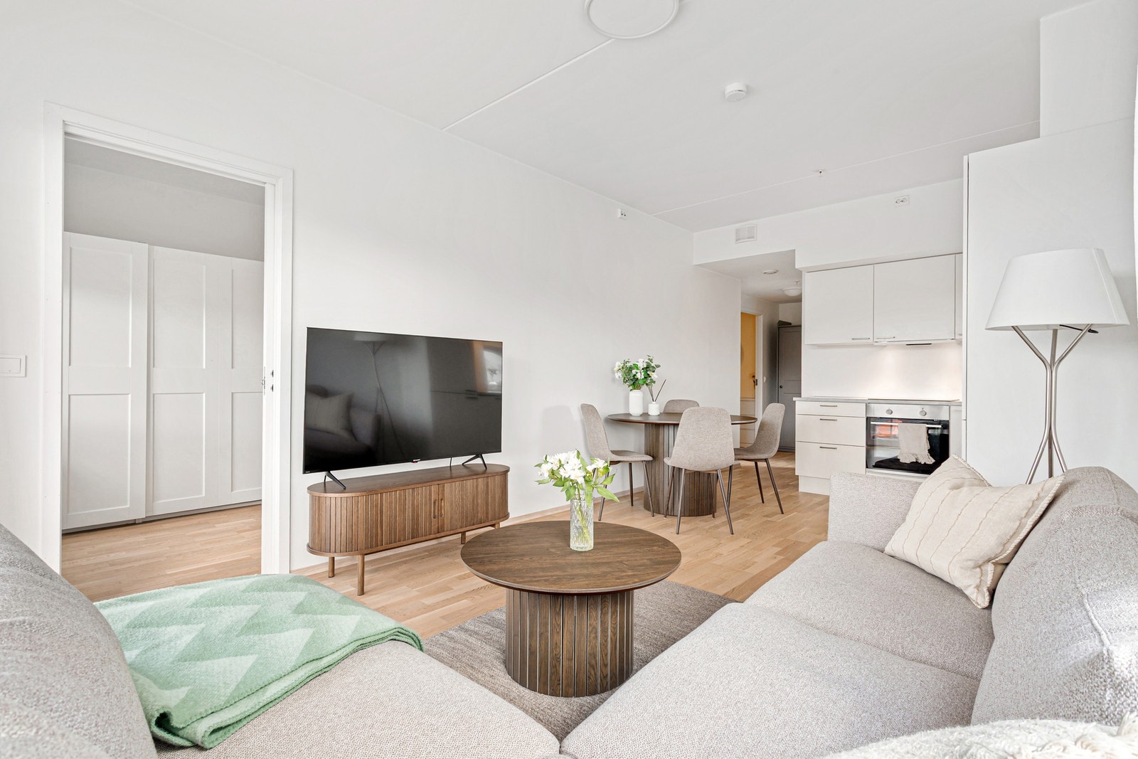 Delikat stue med god plass til sofagruppe og spisebord. Galleribilde