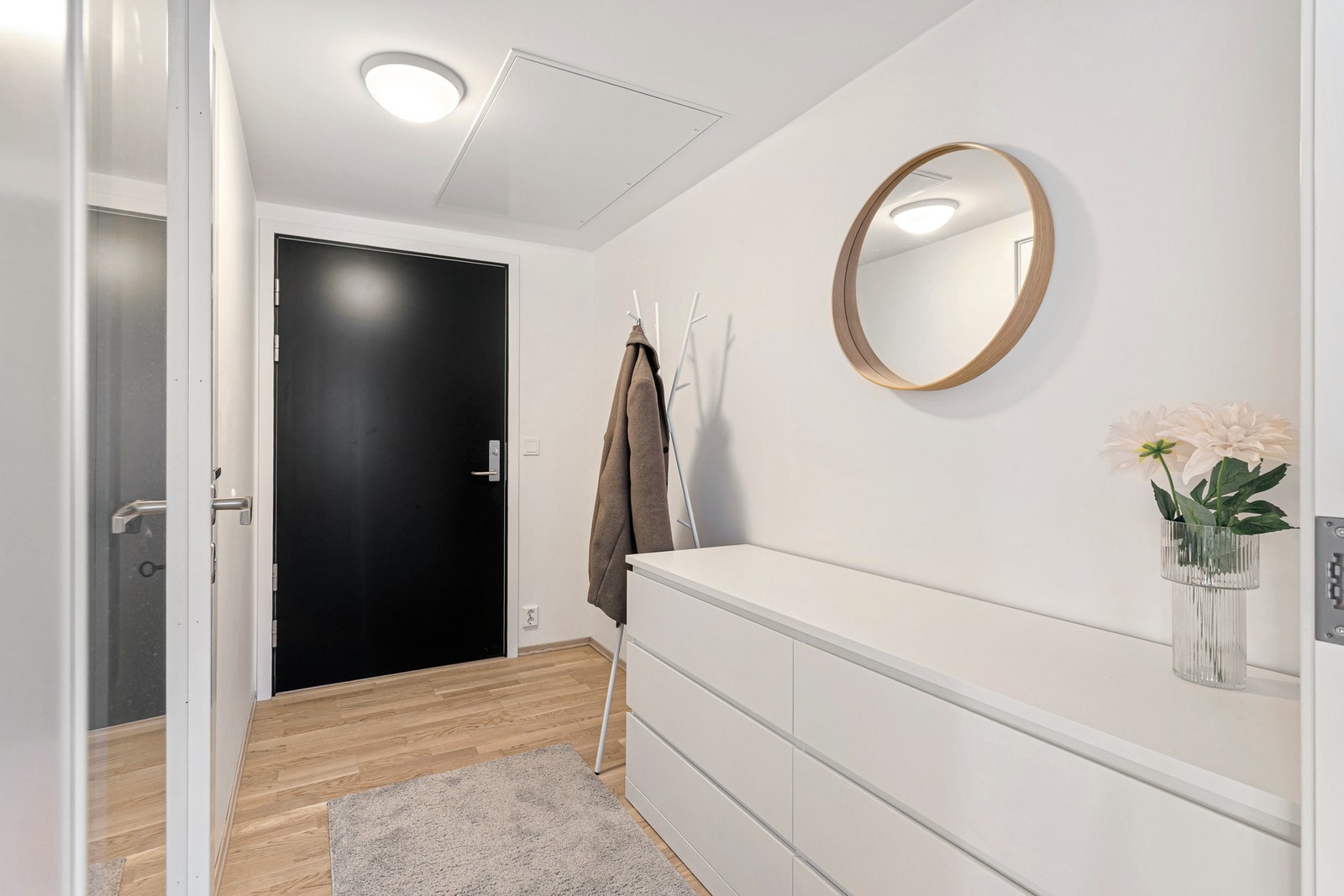 Lys og innbydende entré med god plass til sko- og yttertøy. Galleribilde