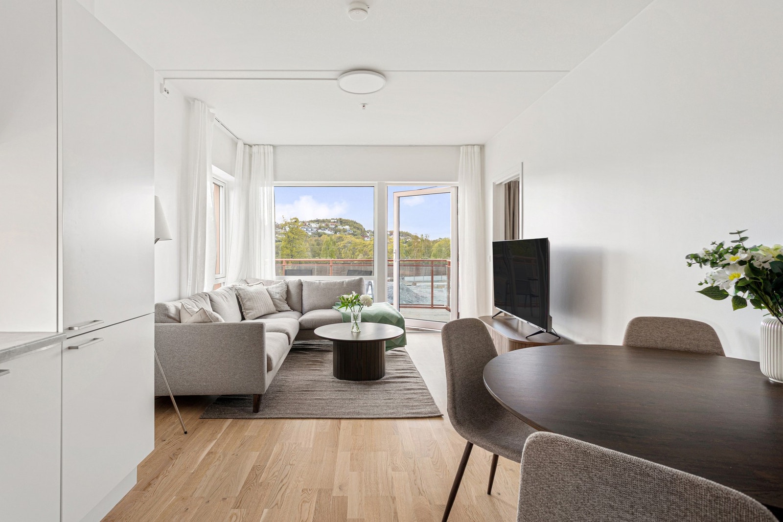 Leiligheten er fra 2023 og har moderne, tidløse materialvalg av fin kvalitet. Galleribilde