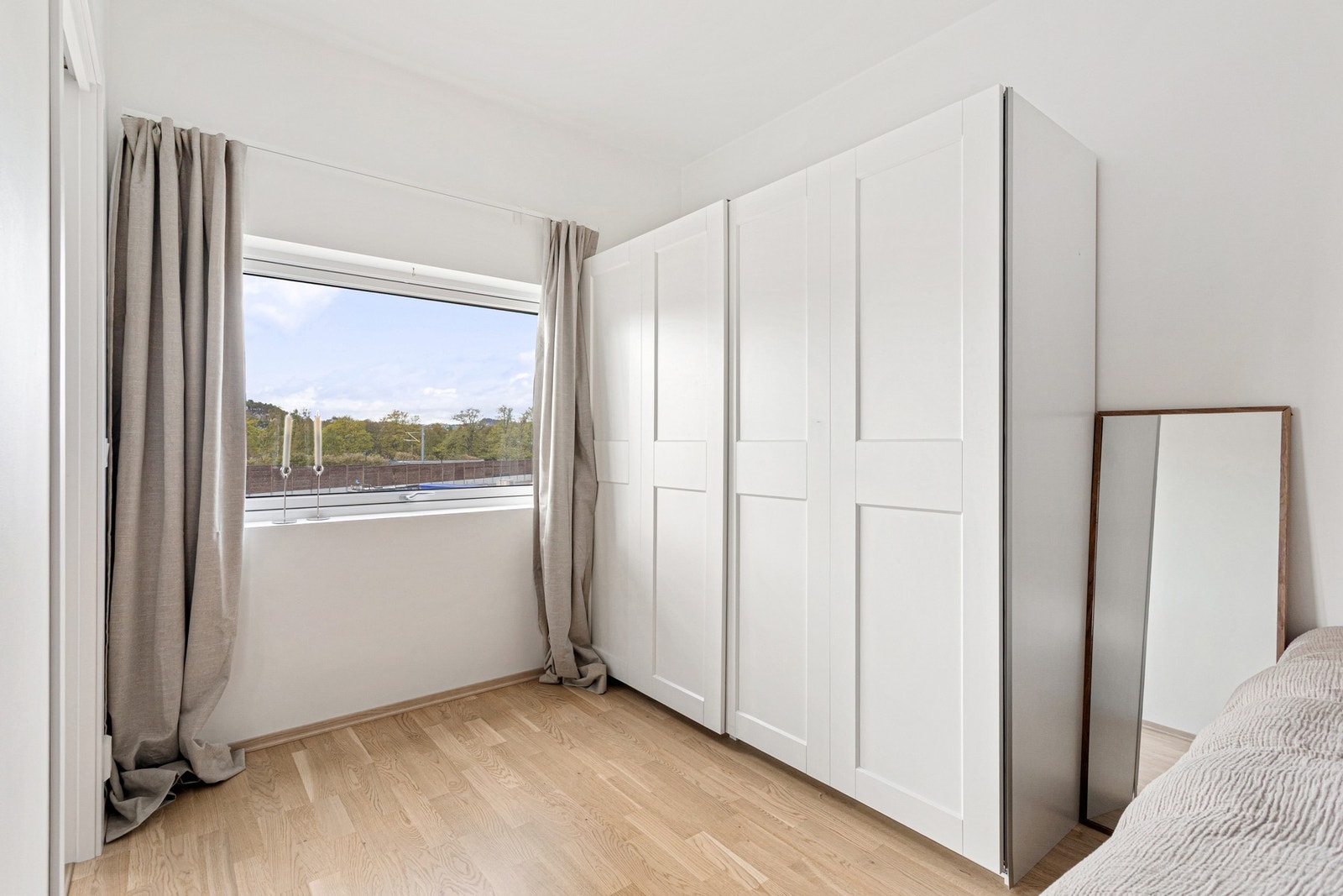 Soverommet har god plass til stor seng og garderobeskap. Galleribilde