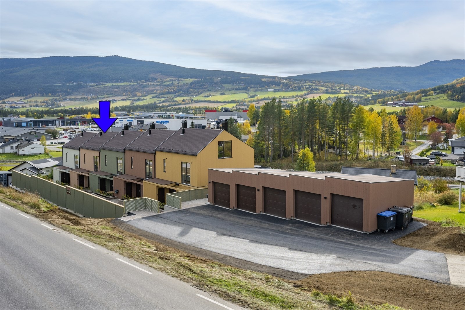 Skåbuvegen 103 er en nyere og funksjonell bolig fra 2024 hvor alt ligger til rette for en enkel hverdag. Galleribilde