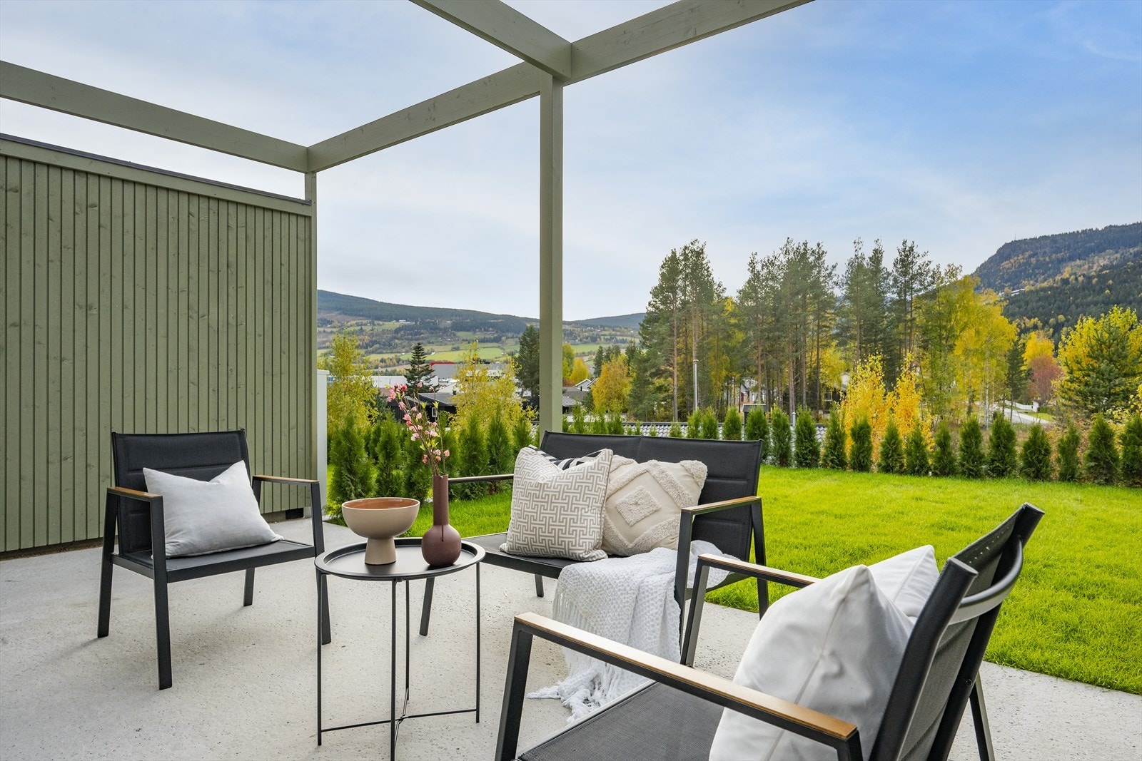 På terrassen er det god plass til utemøbler. Galleribilde