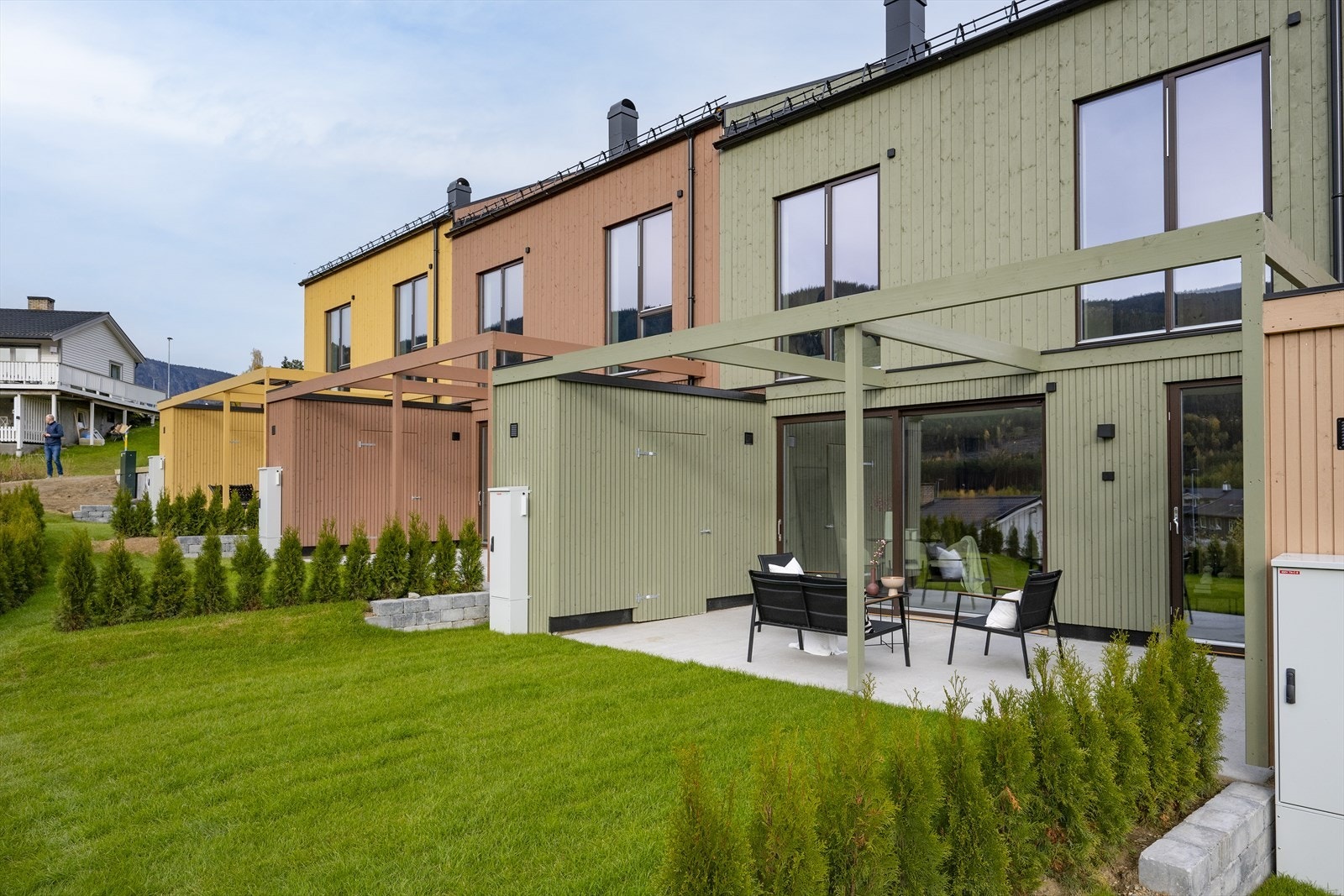 Hagen er pent opparbeidet med ferdigplen og hekk som rammer inn hageparsellen. Skillevegg utformet som sportsbod skjermer godt mot nabo. Galleribilde