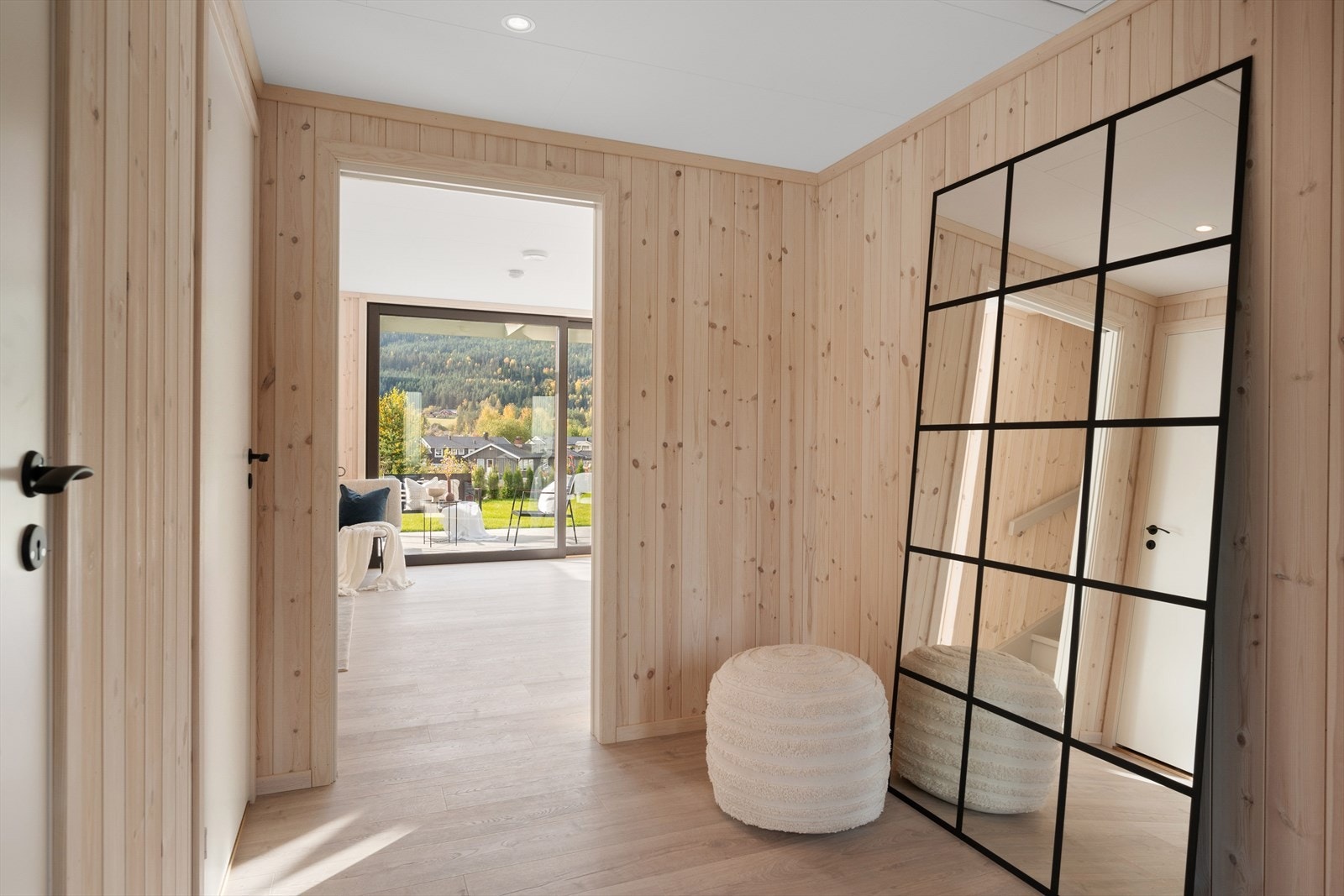 Entréen er lys og innbydende med plass til ulike løsninger for oppbevaring av yttertøy og sko. Panelte vegger gir et lunt preg. (alle interiørbilder i billedkarusellen er fra likedan naboleilighet) Galleribilde