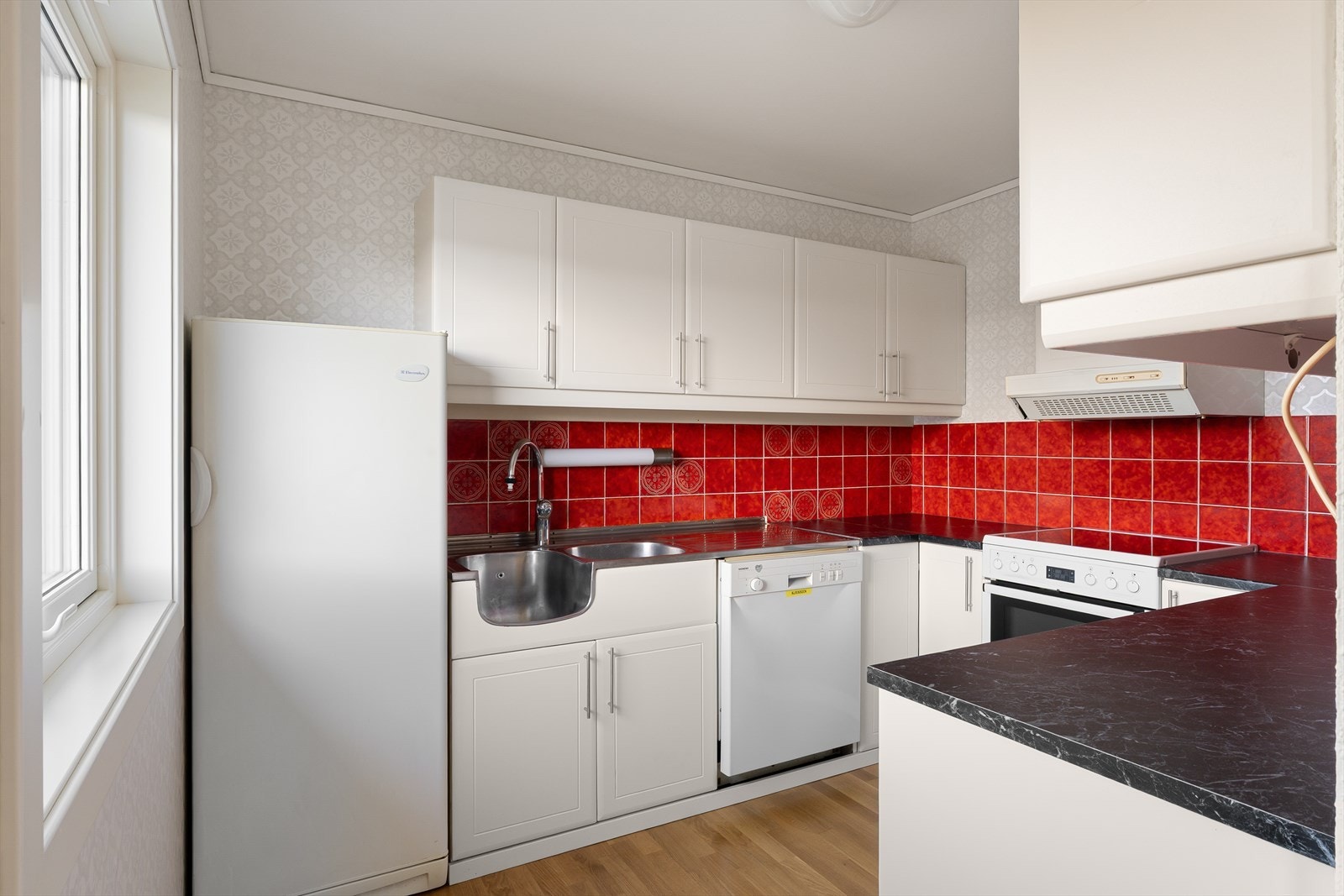 Innredet med profilerte fronter. Benkeplate av laminat Galleribilde
