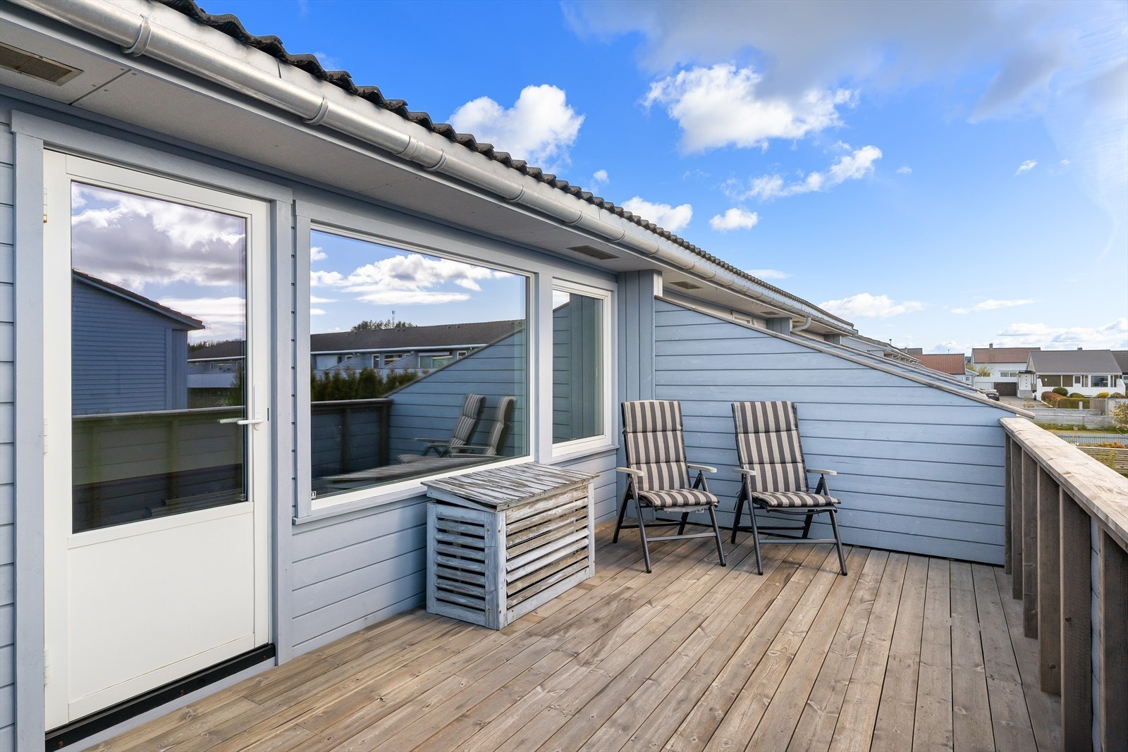 Balkongen byr på gode solforhold, hvor man kan nyte flotte sommerdager Galleribilde