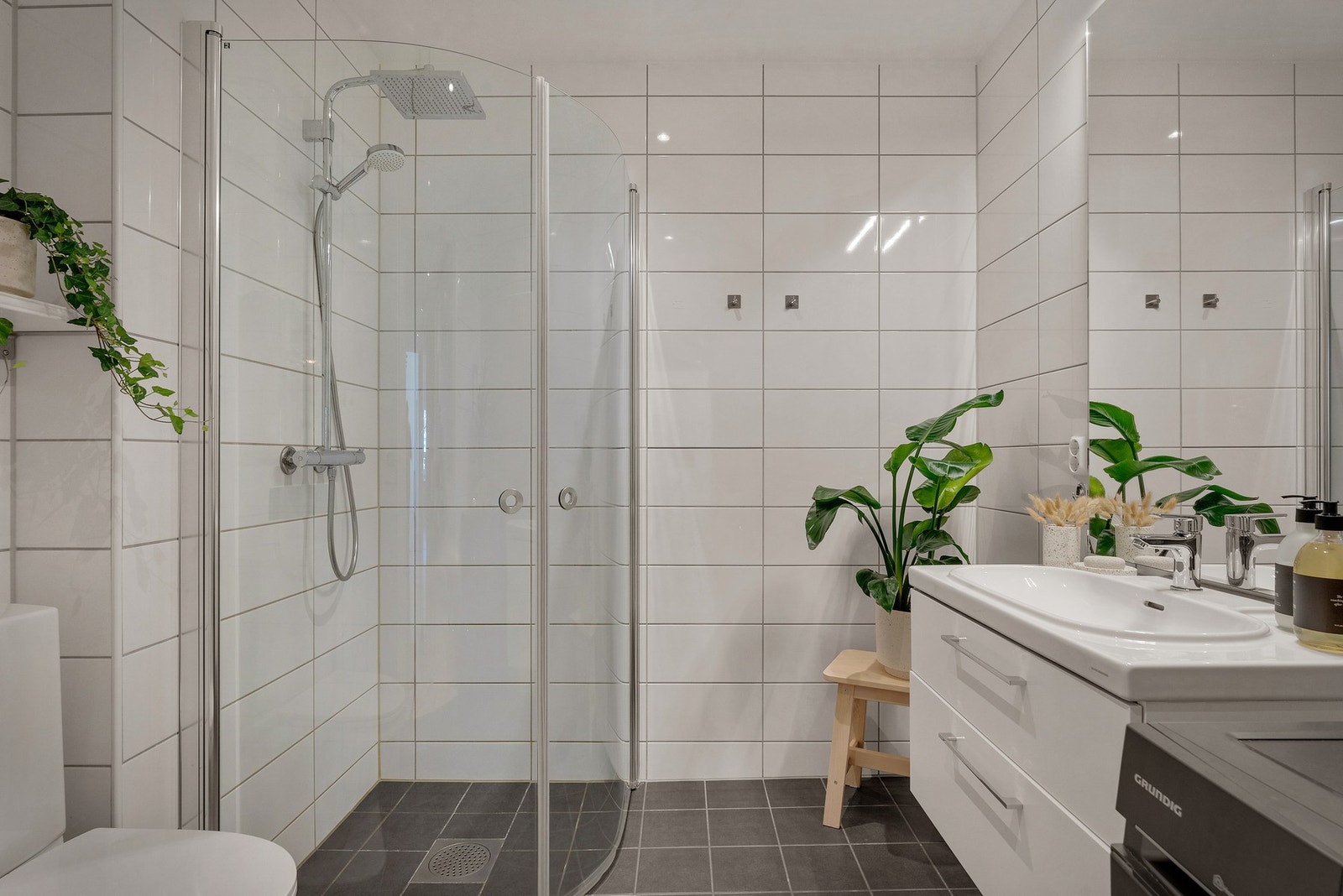 - Badet fremstår lyst og klassisk med flislagte overflater, vannbåren gulvvarme, moderne innredning og opplegg for vaskemaskin - Galleribilde