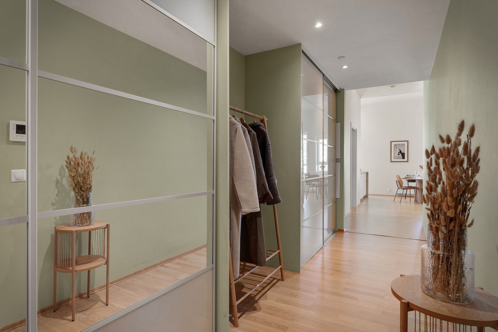 - Entreen er romslig og gir god plass til garderobe og oppbevaring - Galleribilde