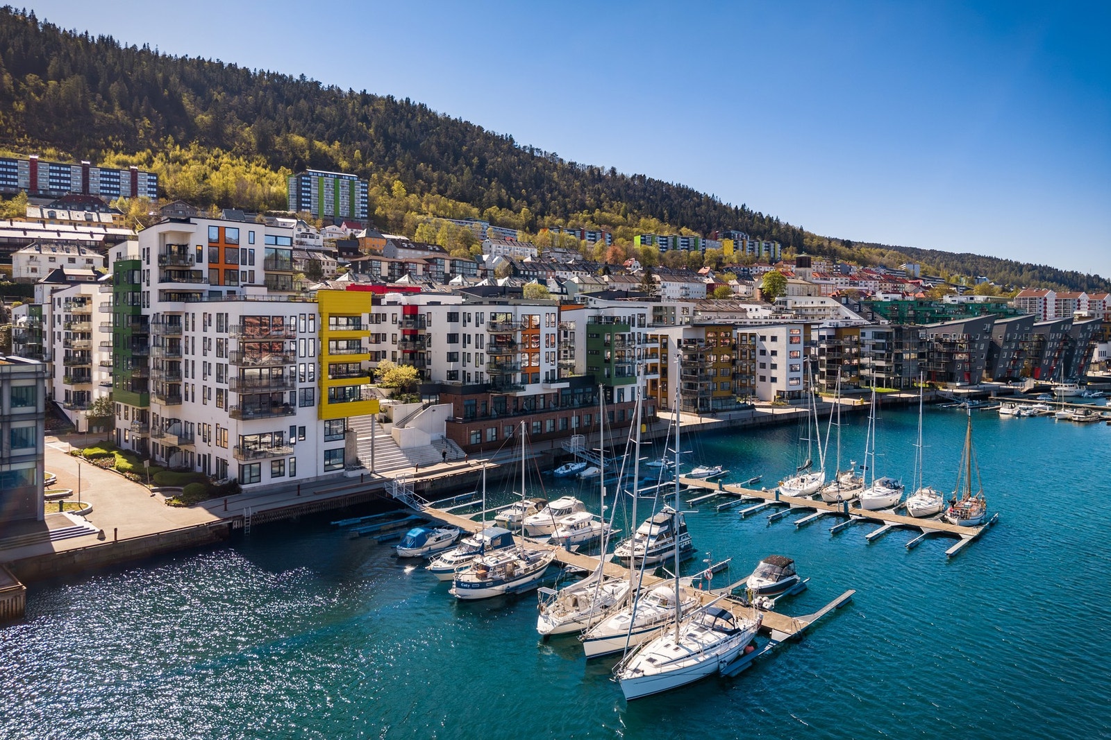 - En nydelig strandpromenade som strekker seg langs sundet har blitt et populært sted for turgåing og rekreasjon - Galleribilde