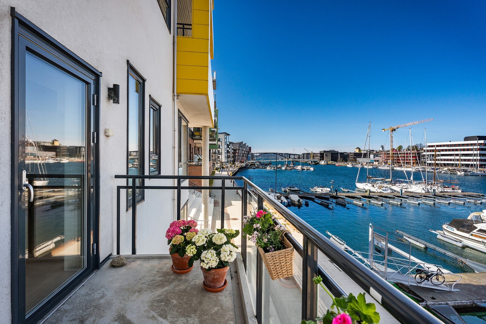 - Fra stuen er det utgang til en hyggelig balkong på ca. 8,6 m² - Galleribilde