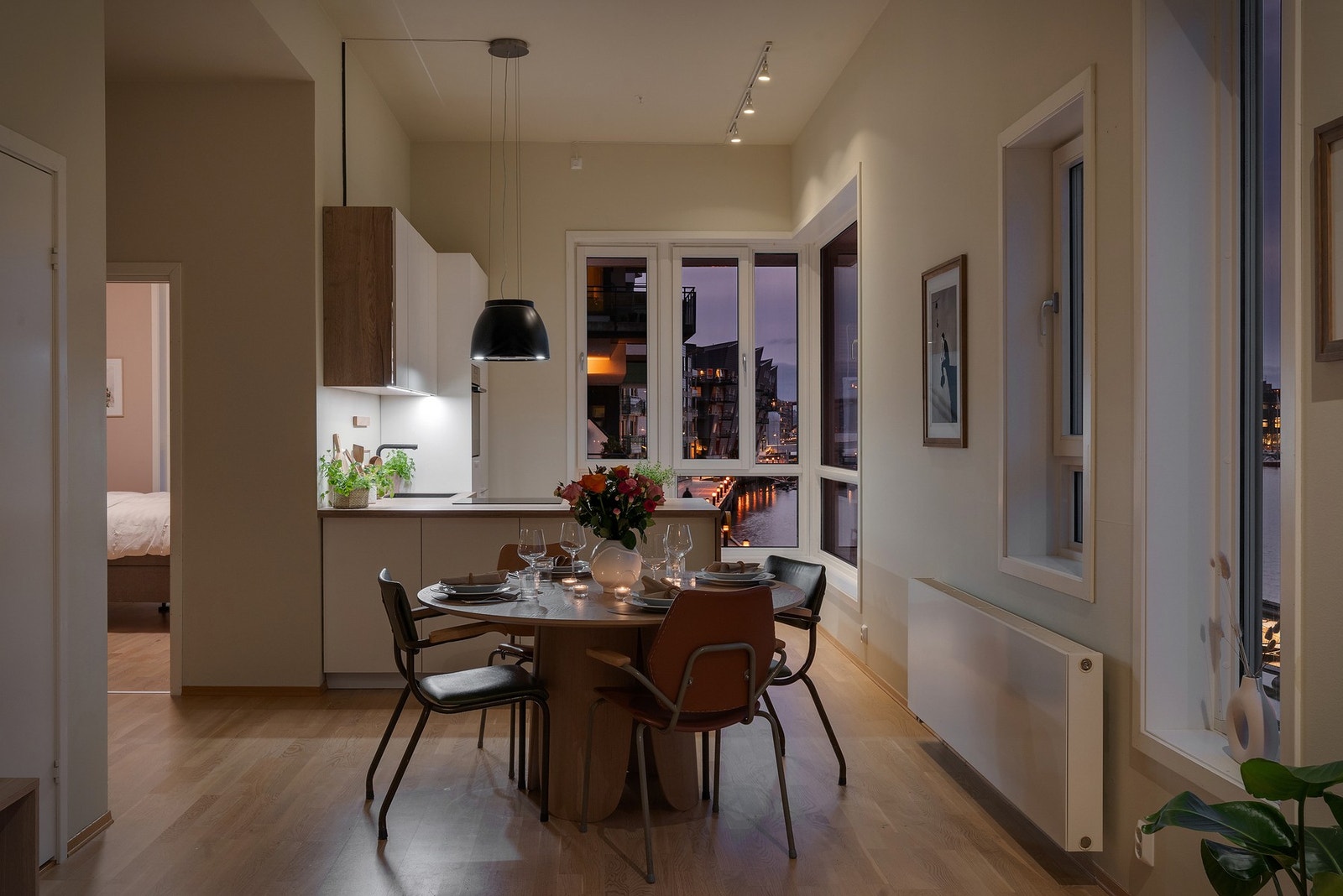 - Leiligheten har vannbåren oppvarming via radiator - Galleribilde