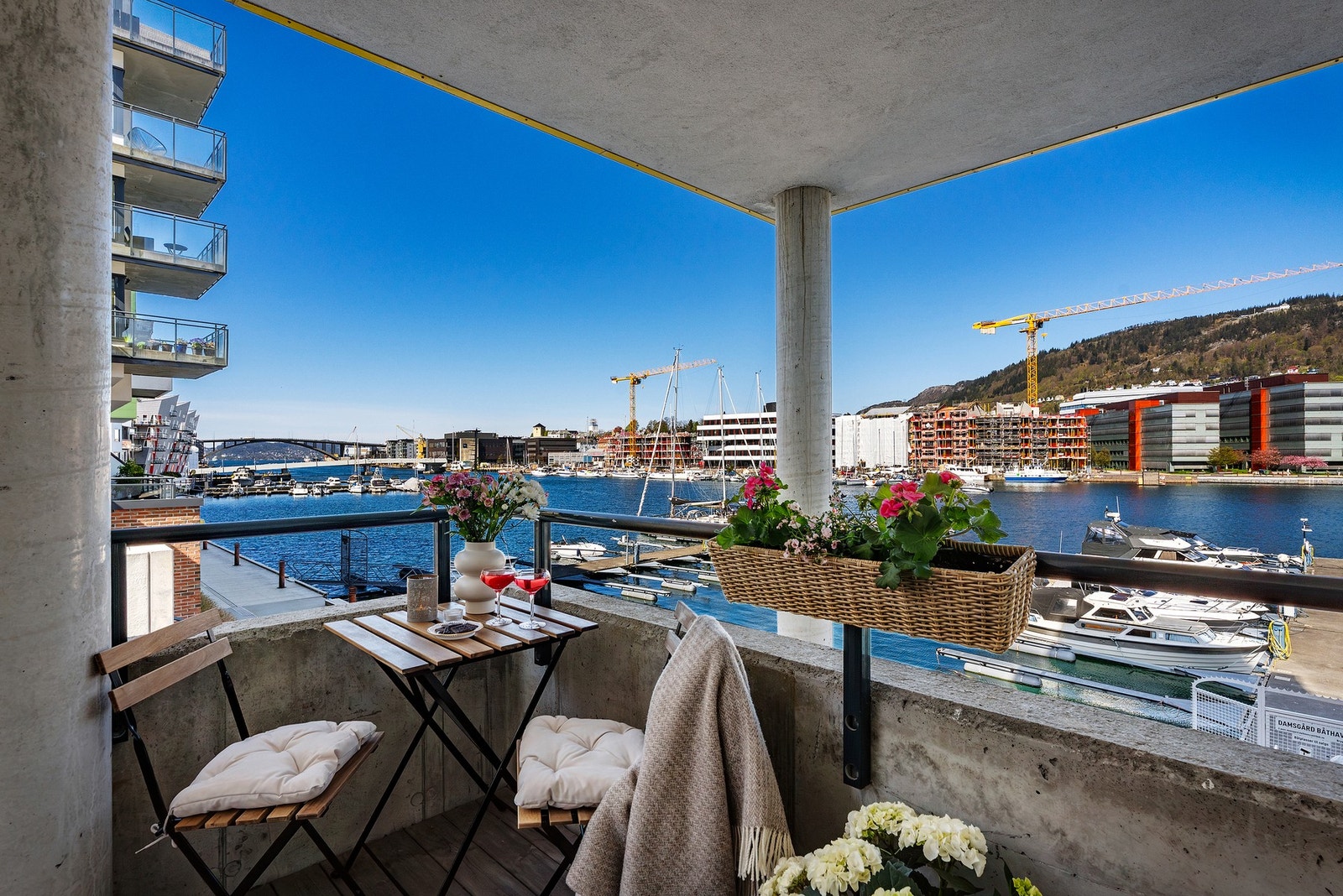 - Herfra er det utgang til leilighetens andre balkong på ca. 7 m² - Galleribilde