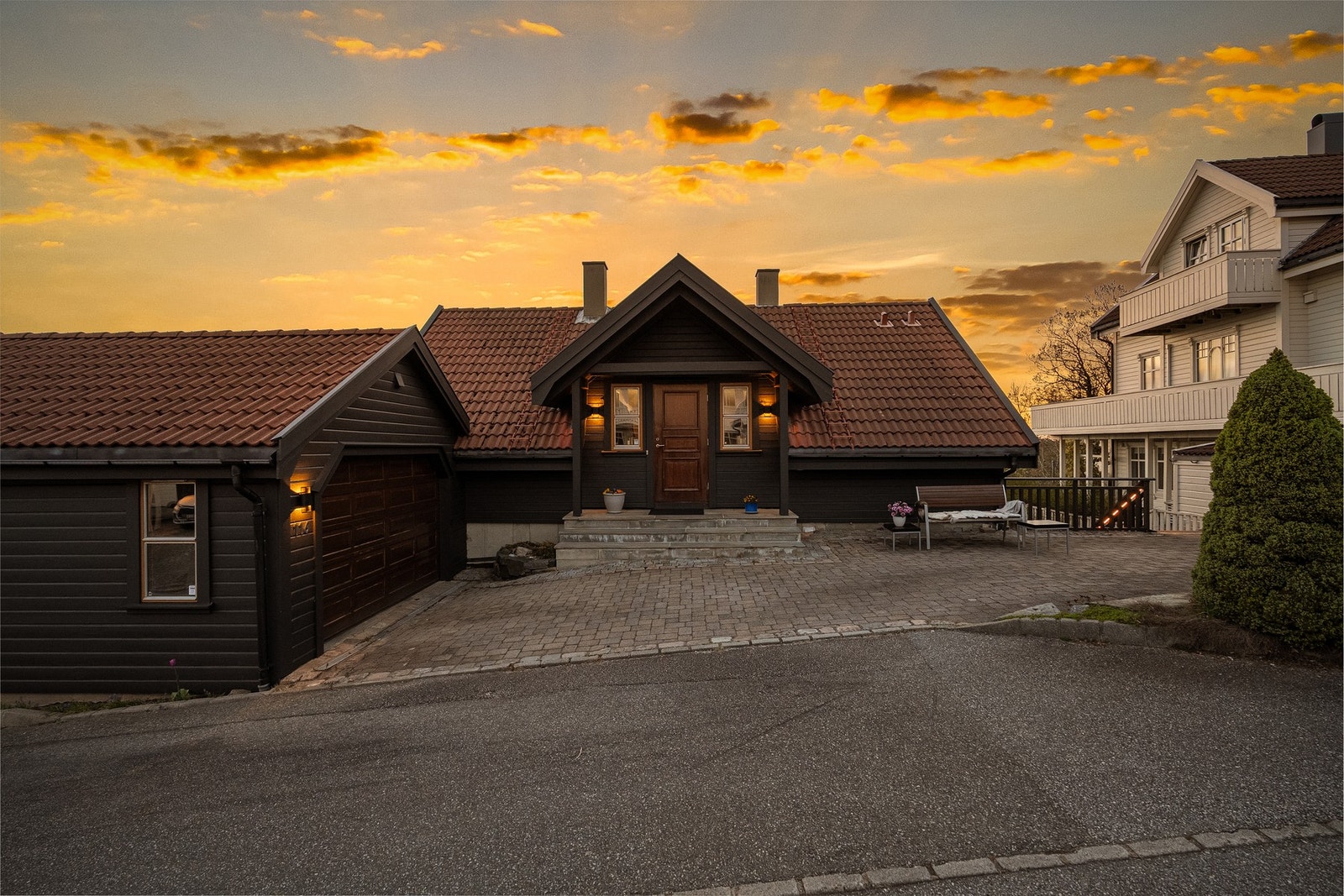 Parkering i gårdsrom og garasje m/elbil lader. Galleribilde