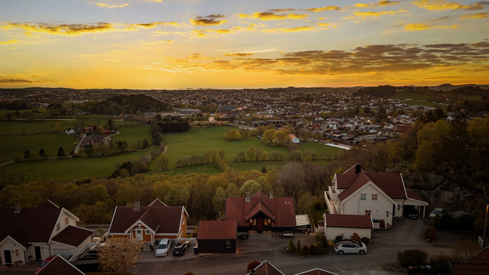 Her bor man høyt og fritt i et attraktivt og familievennlig område, omgitt av natur og flotte turområder. Galleribilde