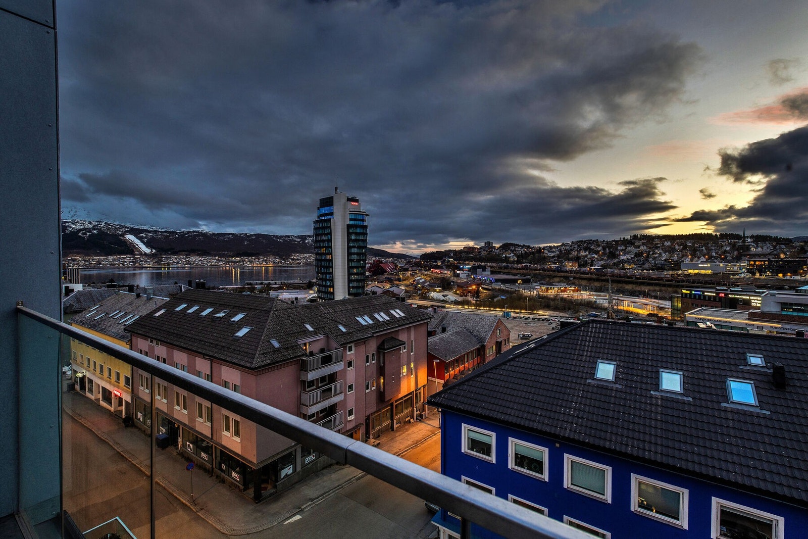 Kveldsstemning med utsikt over byen og fjorden. Galleribilde