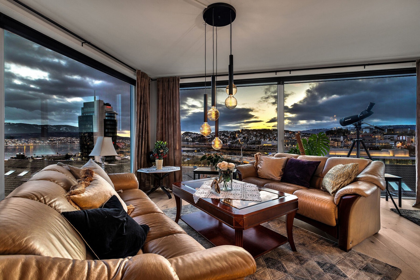 Hjørneplasseringen og de store vindusflatene gir en spektakulær utsikt over Narvik sentrum, havna og fjellene. Velkommen til en unik toppleilighet. Foto: Punsvik foto Galleribilde