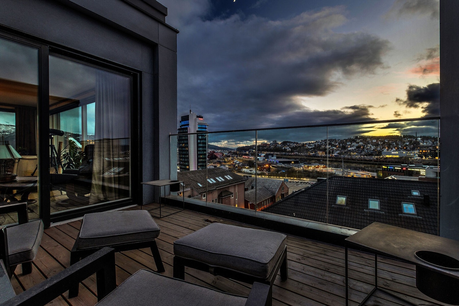 Glassrekkverk på terrassene sikrer en uforstyrret utsikt. Galleribilde