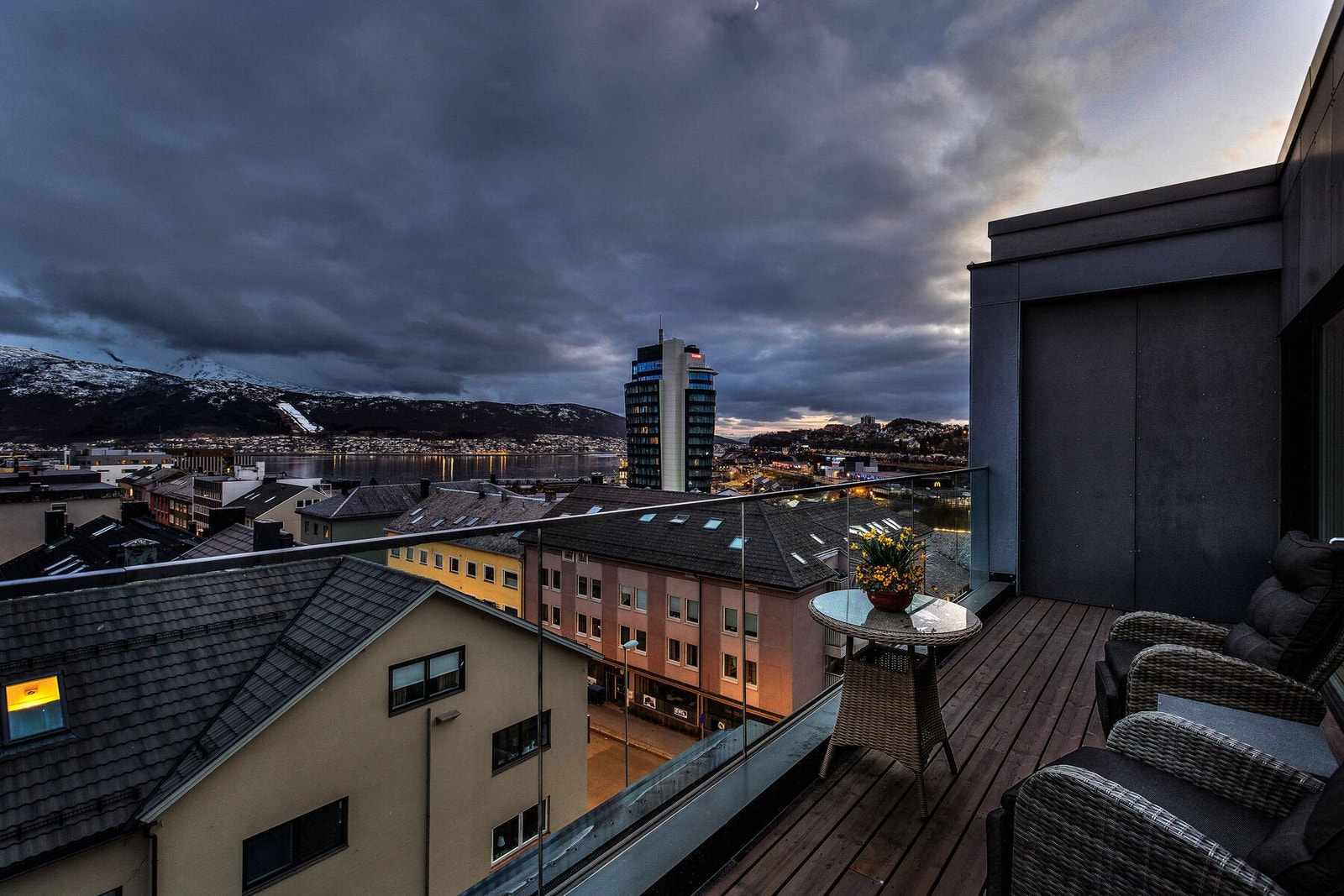 Terrassene gir en flott ramme for å nyte utsikten, både dag og kveld. Galleribilde