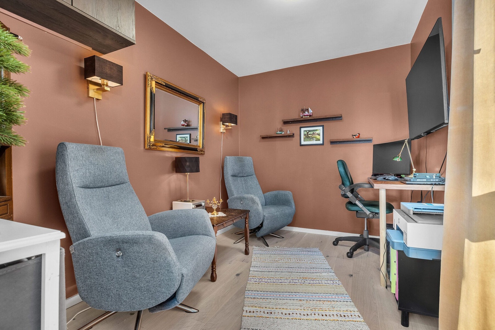 Det andre soverommet er i dag innredet som et kontor, men kan enkelt tilpasses annet bruk. Galleribilde