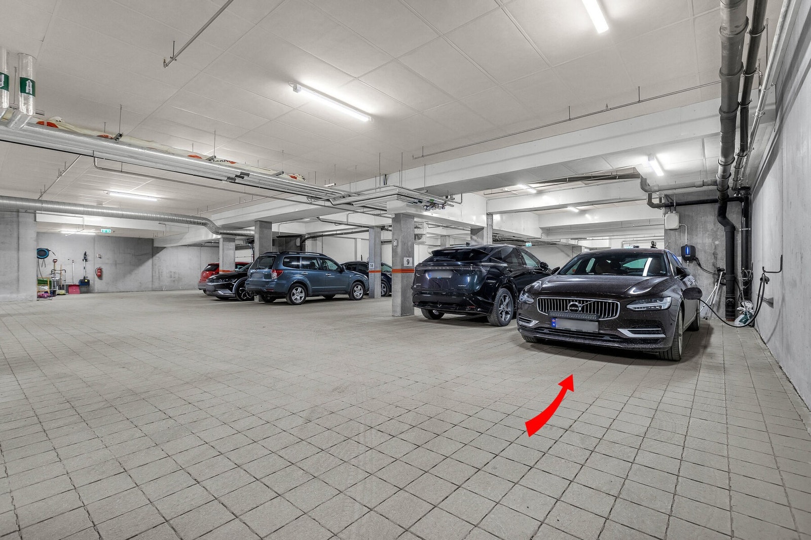 Parkeringsanlegg i kjeller med enkel adkomst. Galleribilde