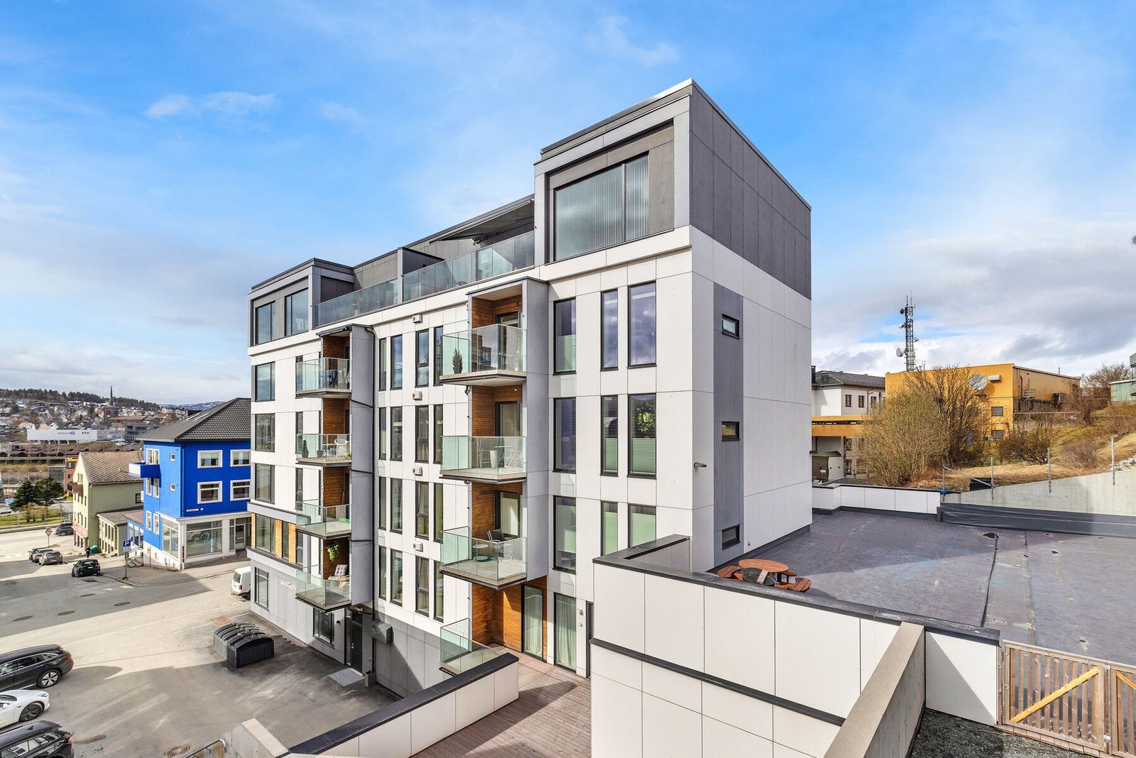 Moderne fasade med en kombinasjon av platekledning og store glassflater. Galleribilde