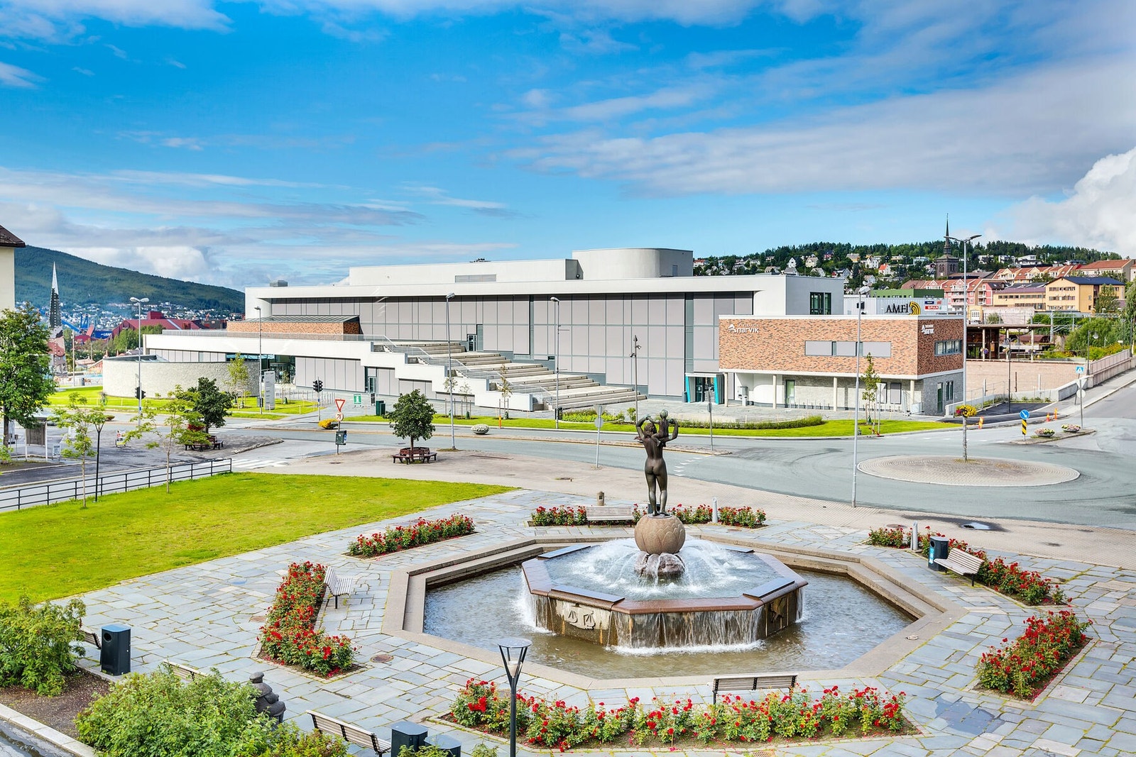 Kort gangavstand til torget i Narvik, byens hjerte. Galleribilde